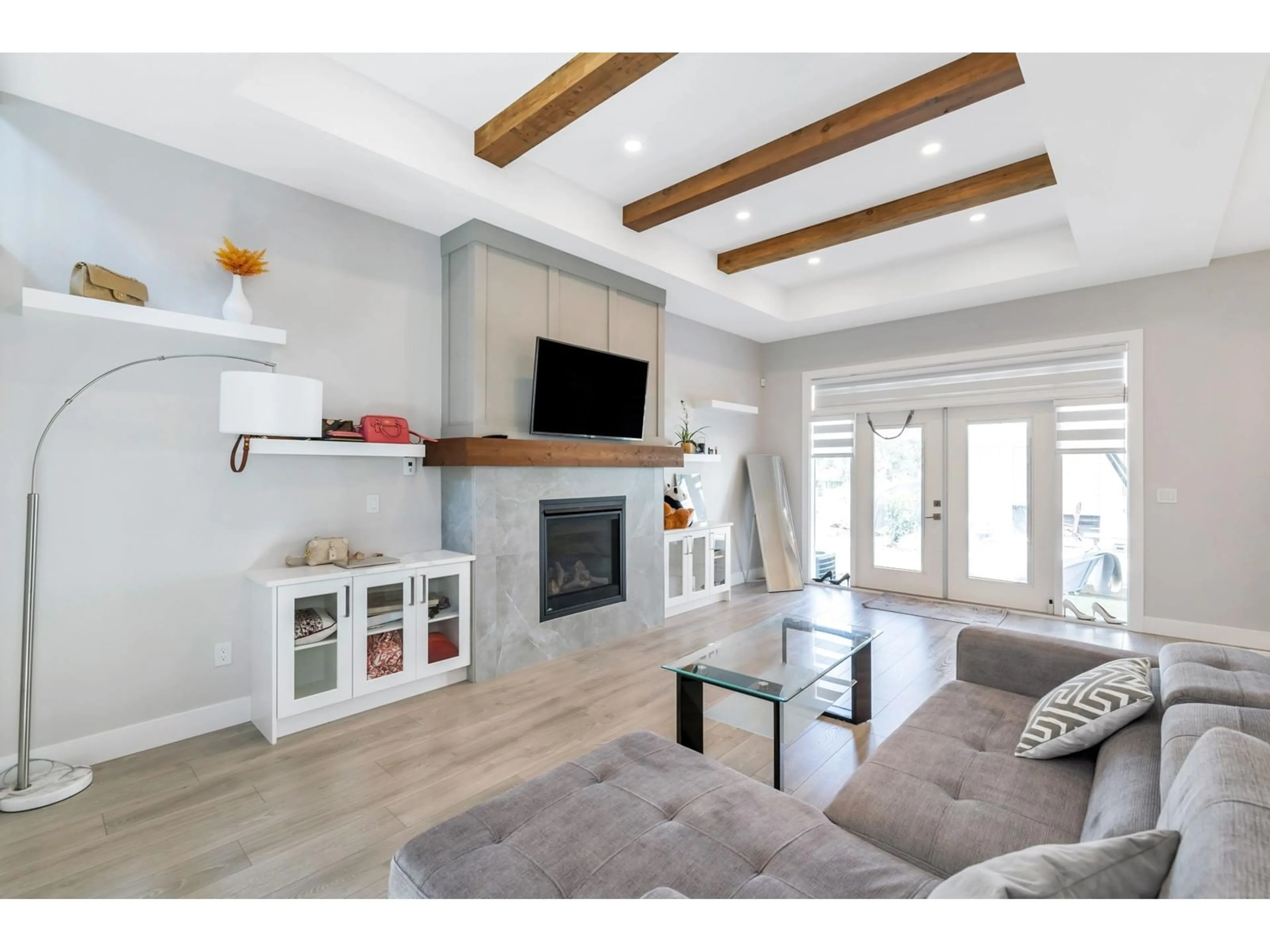 Living room with furniture, wood/laminate floor for 33 - 4217 OLD CLAYBURN, Abbotsford British Columbia V3G0H7