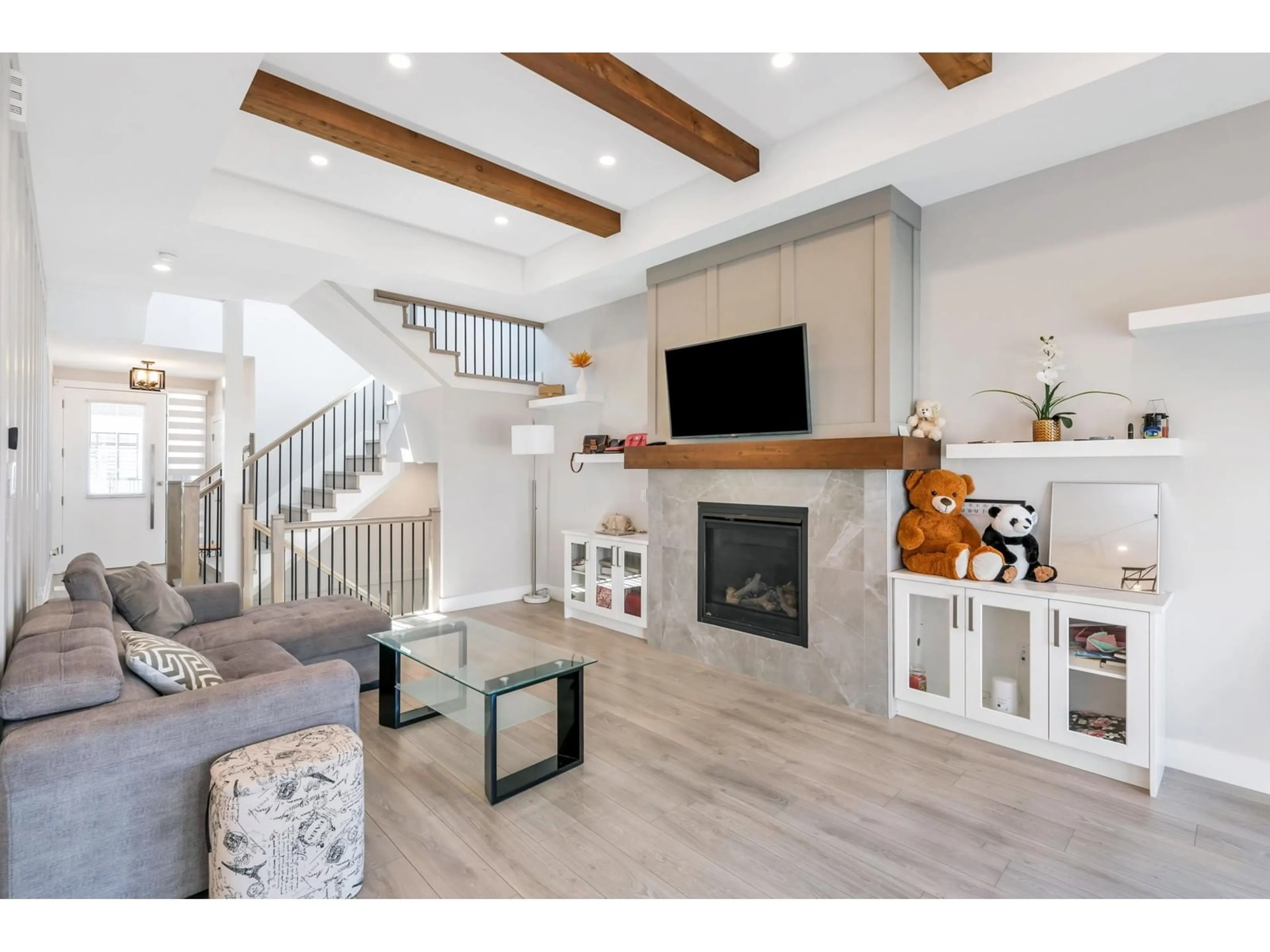 Living room with furniture, wood/laminate floor for 33 - 4217 OLD CLAYBURN, Abbotsford British Columbia V3G0H7
