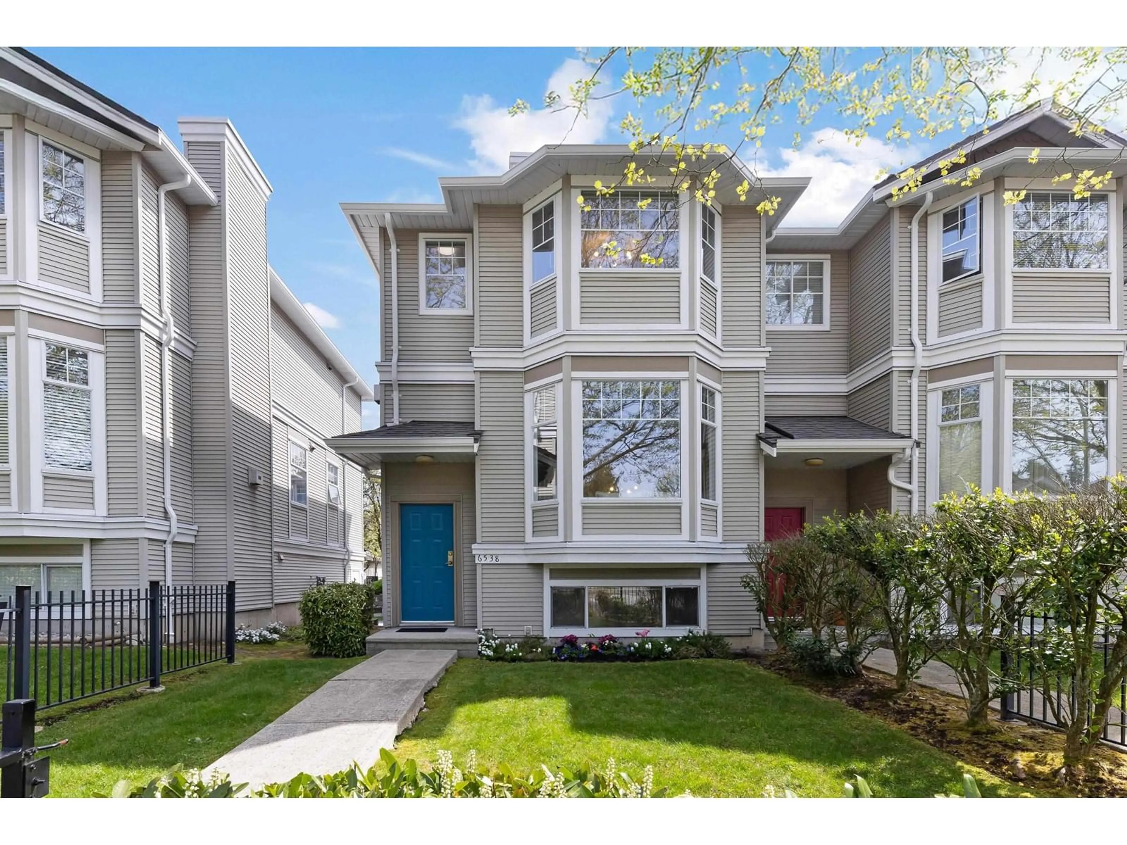 Home with vinyl exterior material, street for 6538 121, Surrey British Columbia V3W1C5