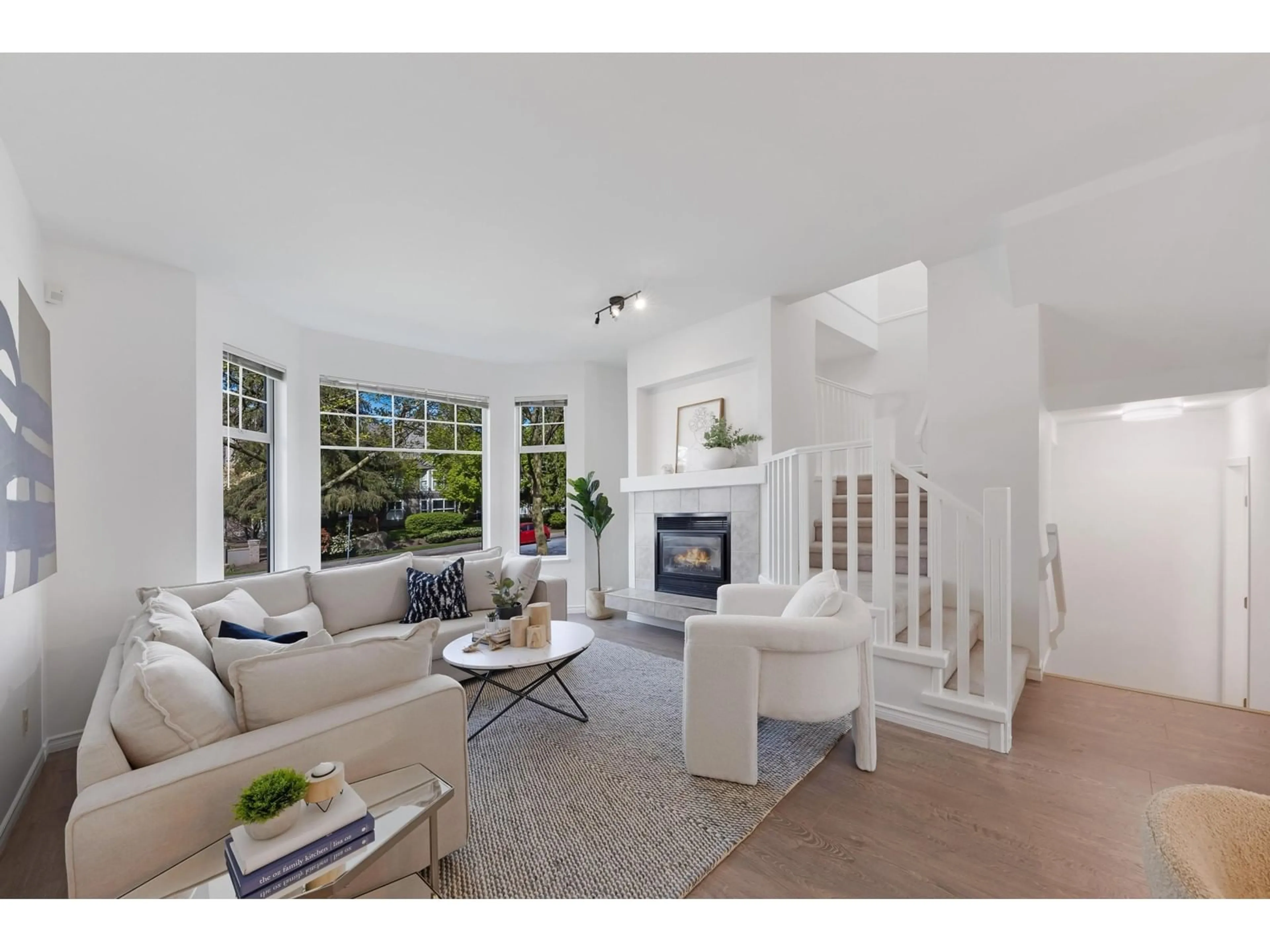 Living room with furniture, unknown for 6538 121, Surrey British Columbia V3W1C5