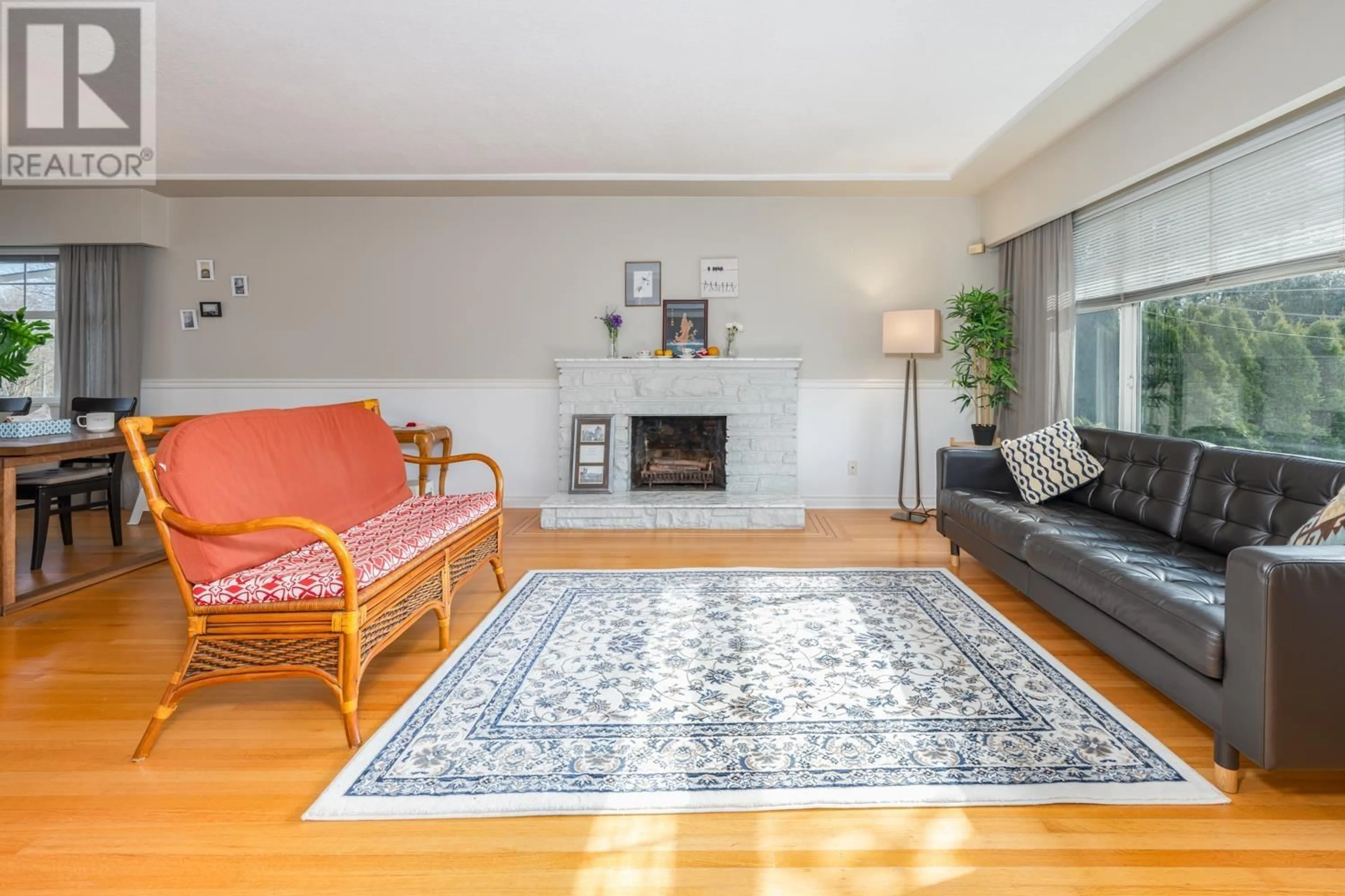 Living room with furniture, unknown for 9263 10TH AVENUE, Burnaby British Columbia V3N2T3