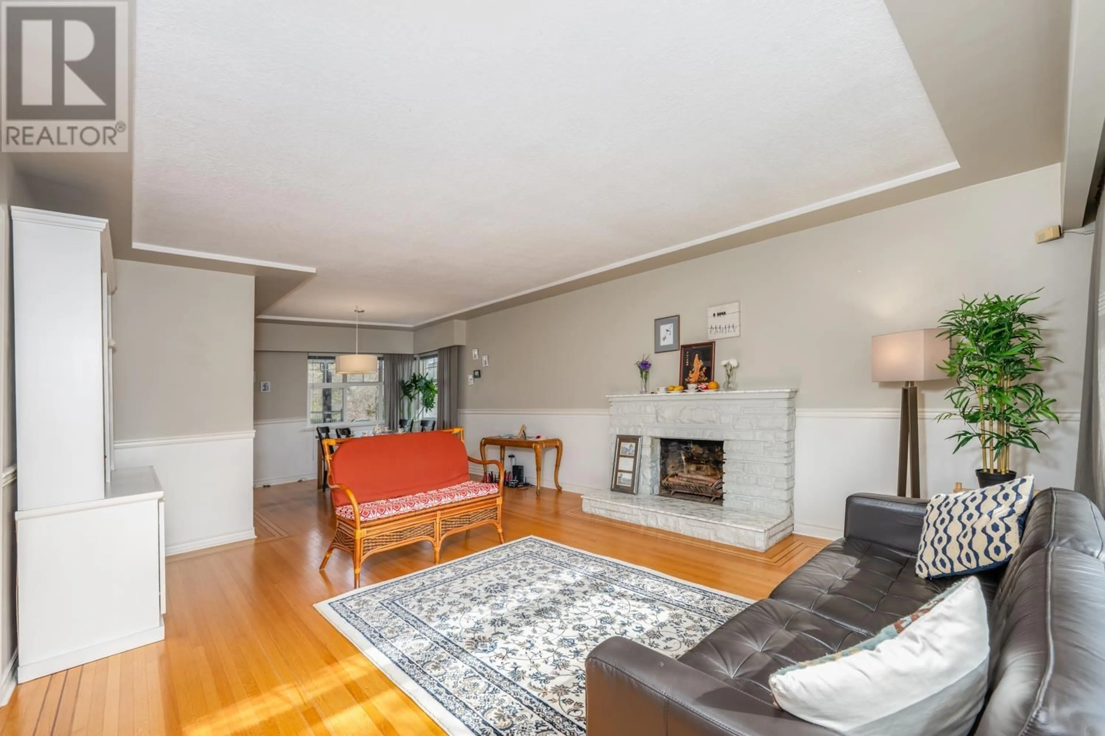 Living room with furniture, wood/laminate floor for 9263 10TH AVENUE, Burnaby British Columbia V3N2T3