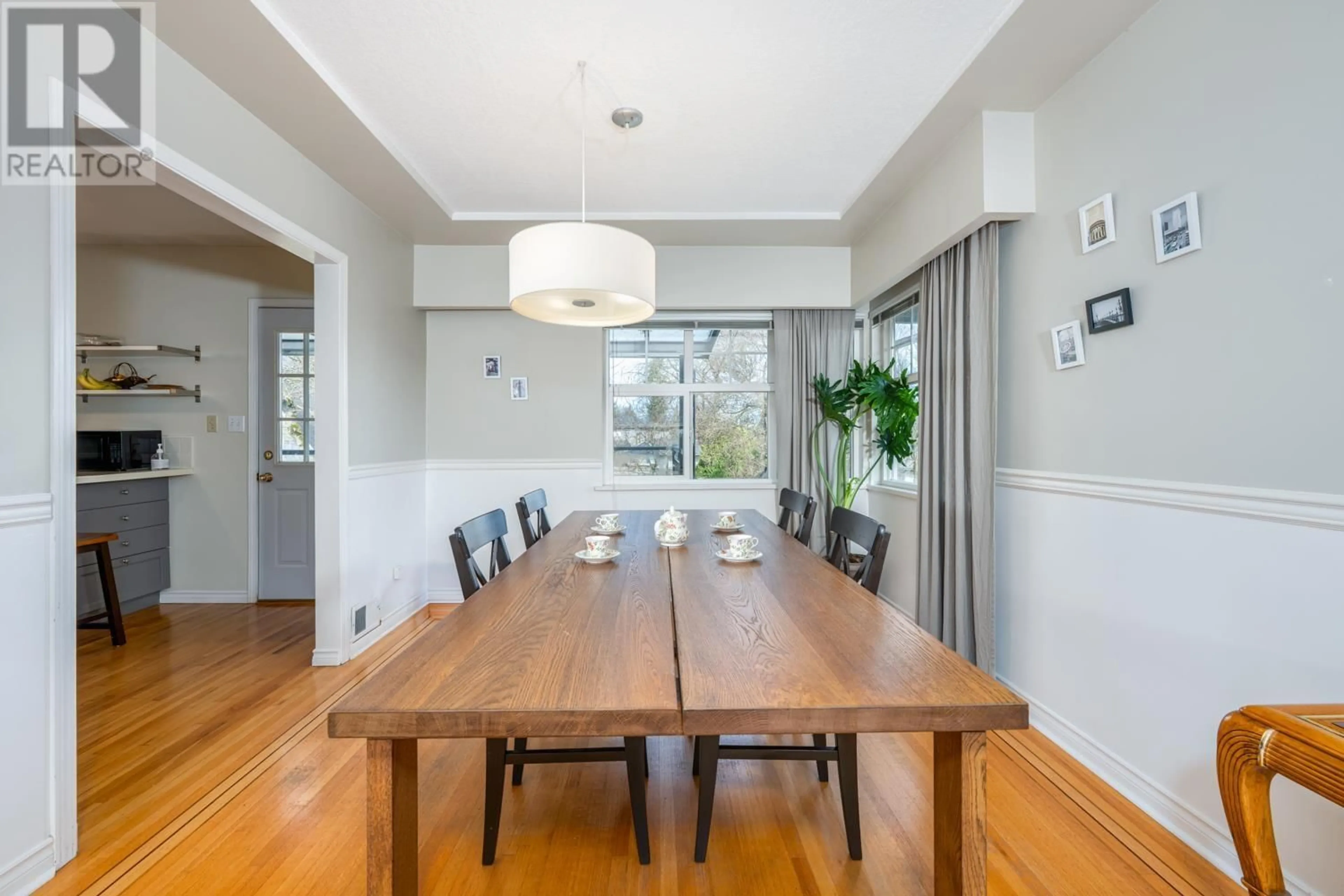Dining room, wood/laminate floor for 9263 10TH AVENUE, Burnaby British Columbia V3N2T3