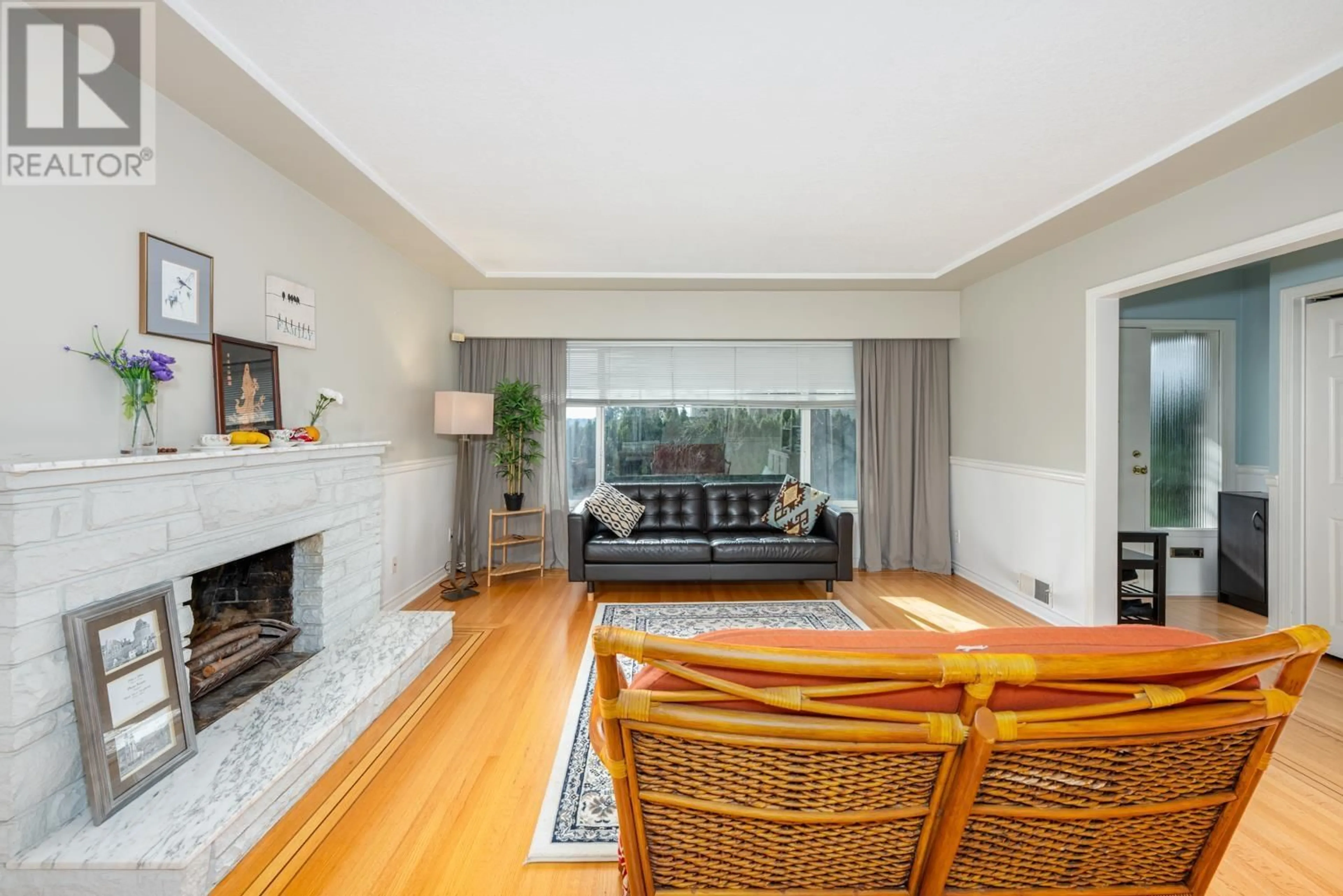 Living room with furniture, wood/laminate floor for 9263 10TH AVENUE, Burnaby British Columbia V3N2T3