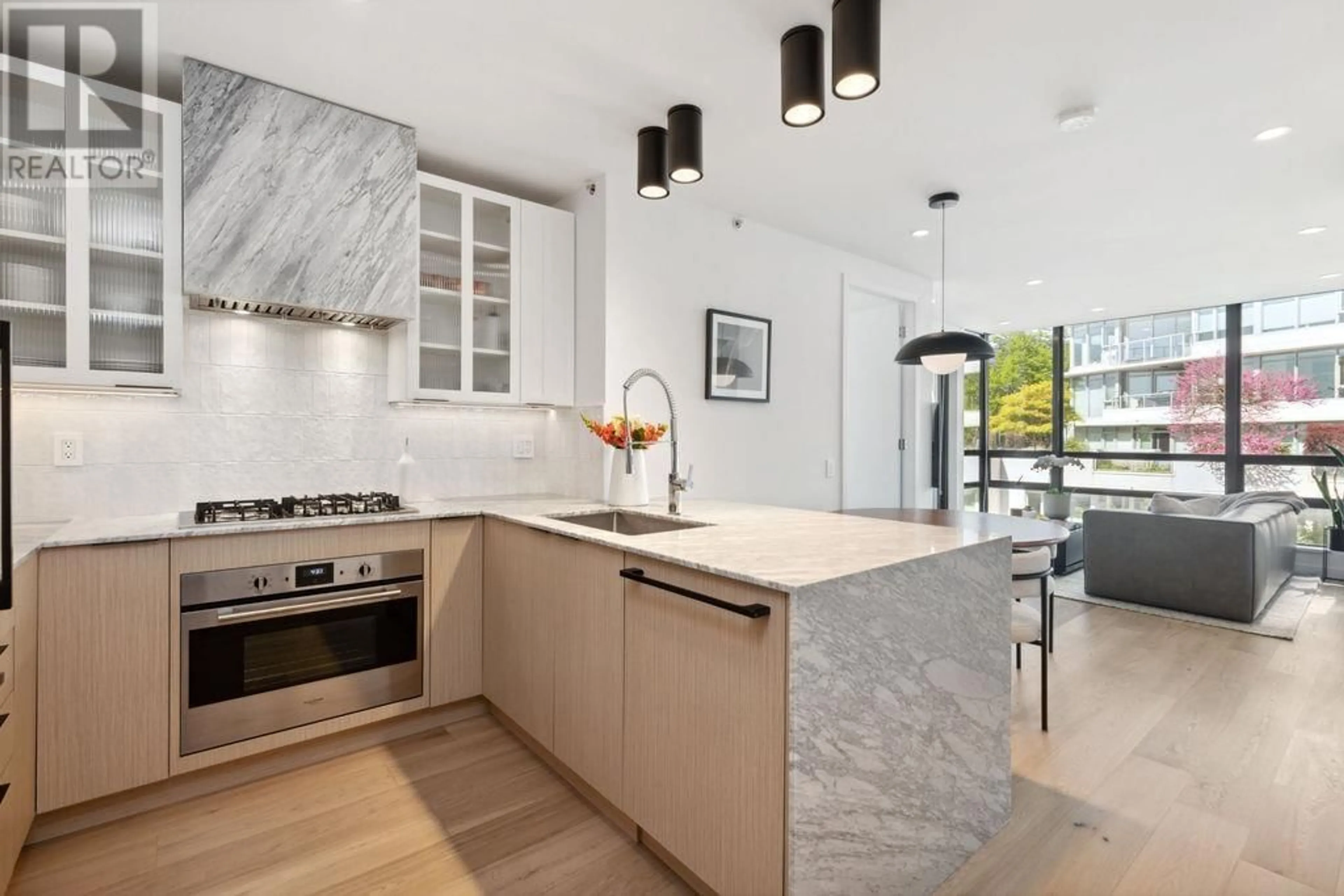 Contemporary kitchen, unknown for 608 - 170 1ST STREET, North Vancouver British Columbia V7M3P2
