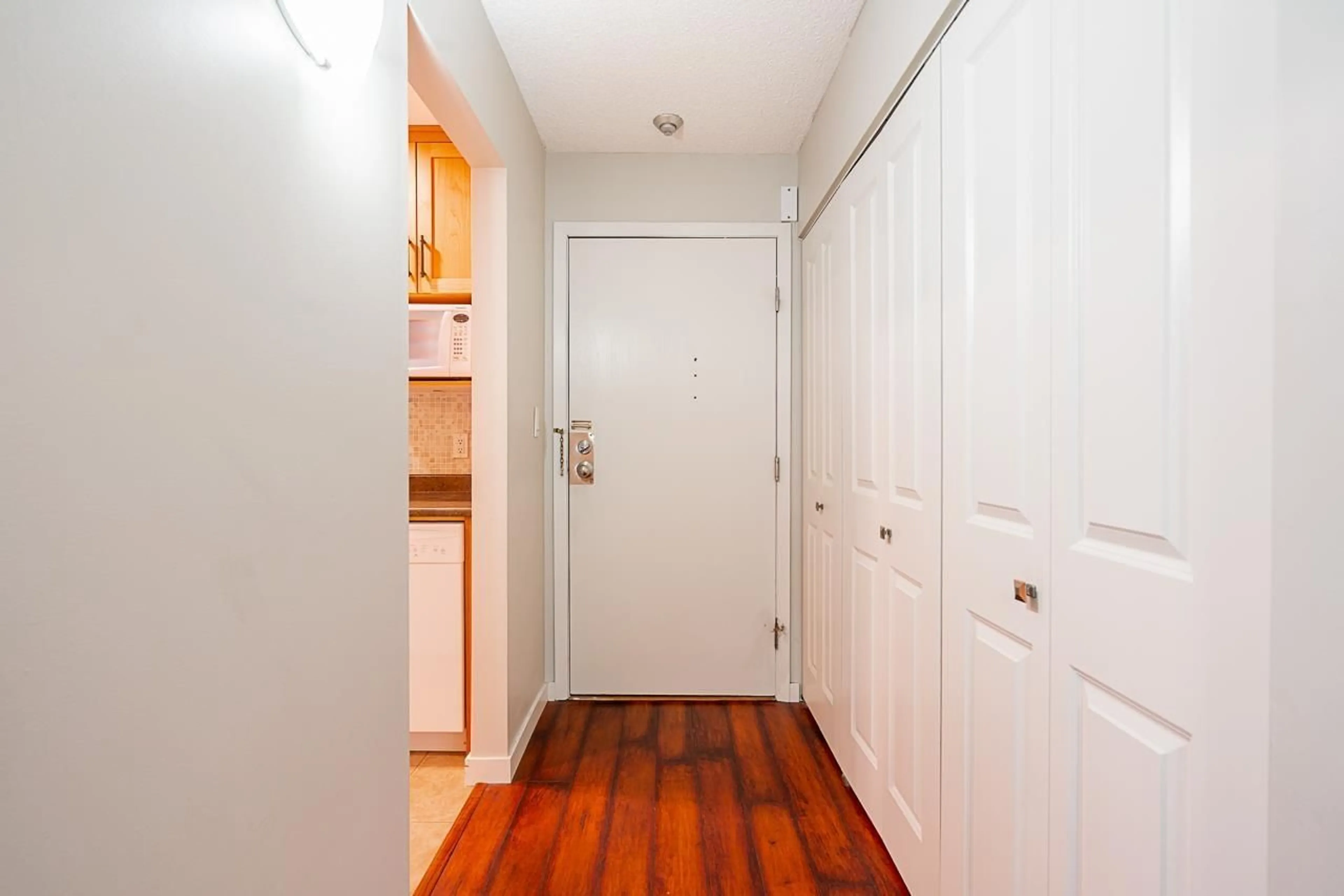 Indoor entryway for 212 - 13530 HILTON, Surrey British Columbia V3R5J4