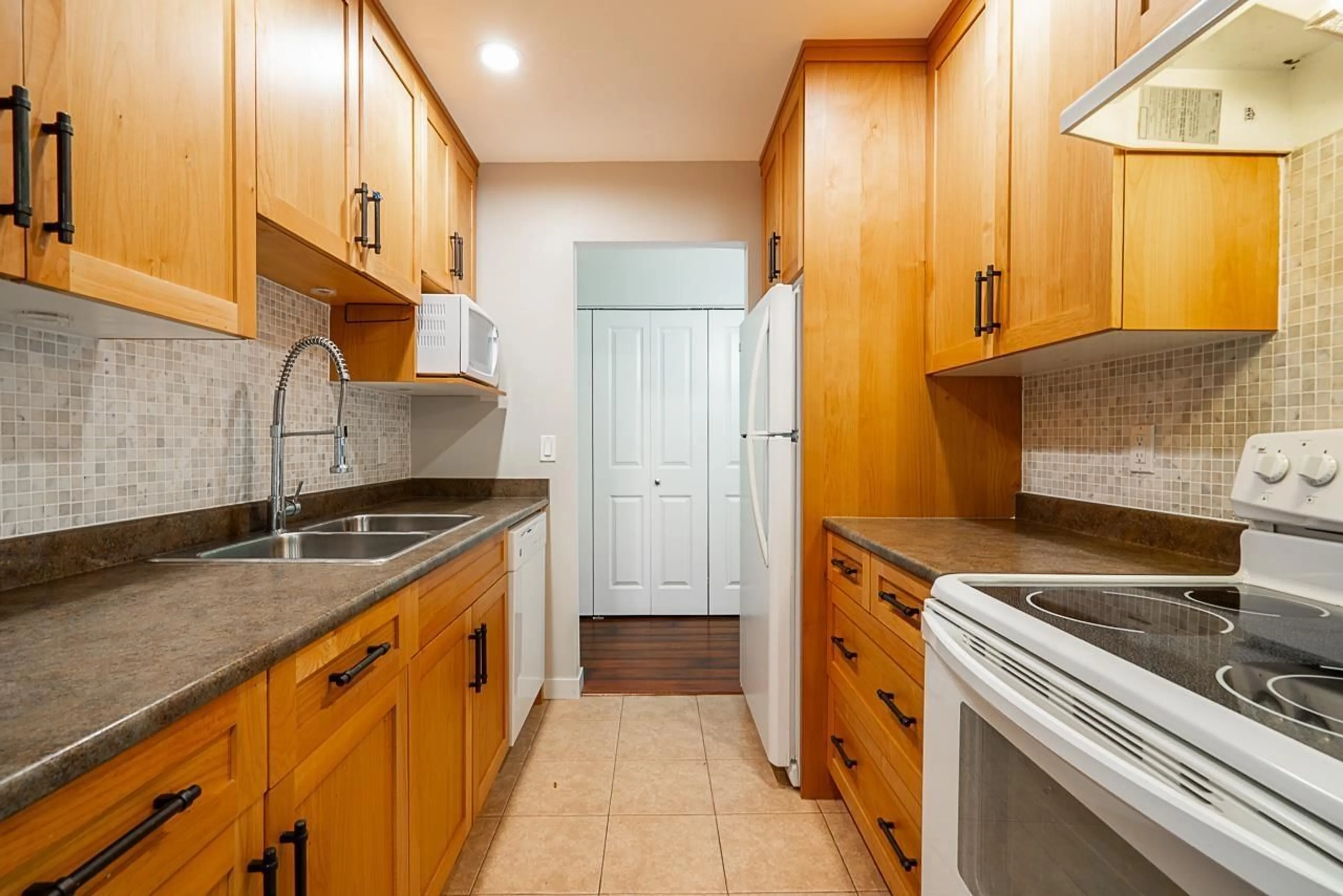 Standard kitchen, unknown for 212 - 13530 HILTON, Surrey British Columbia V3R5J4