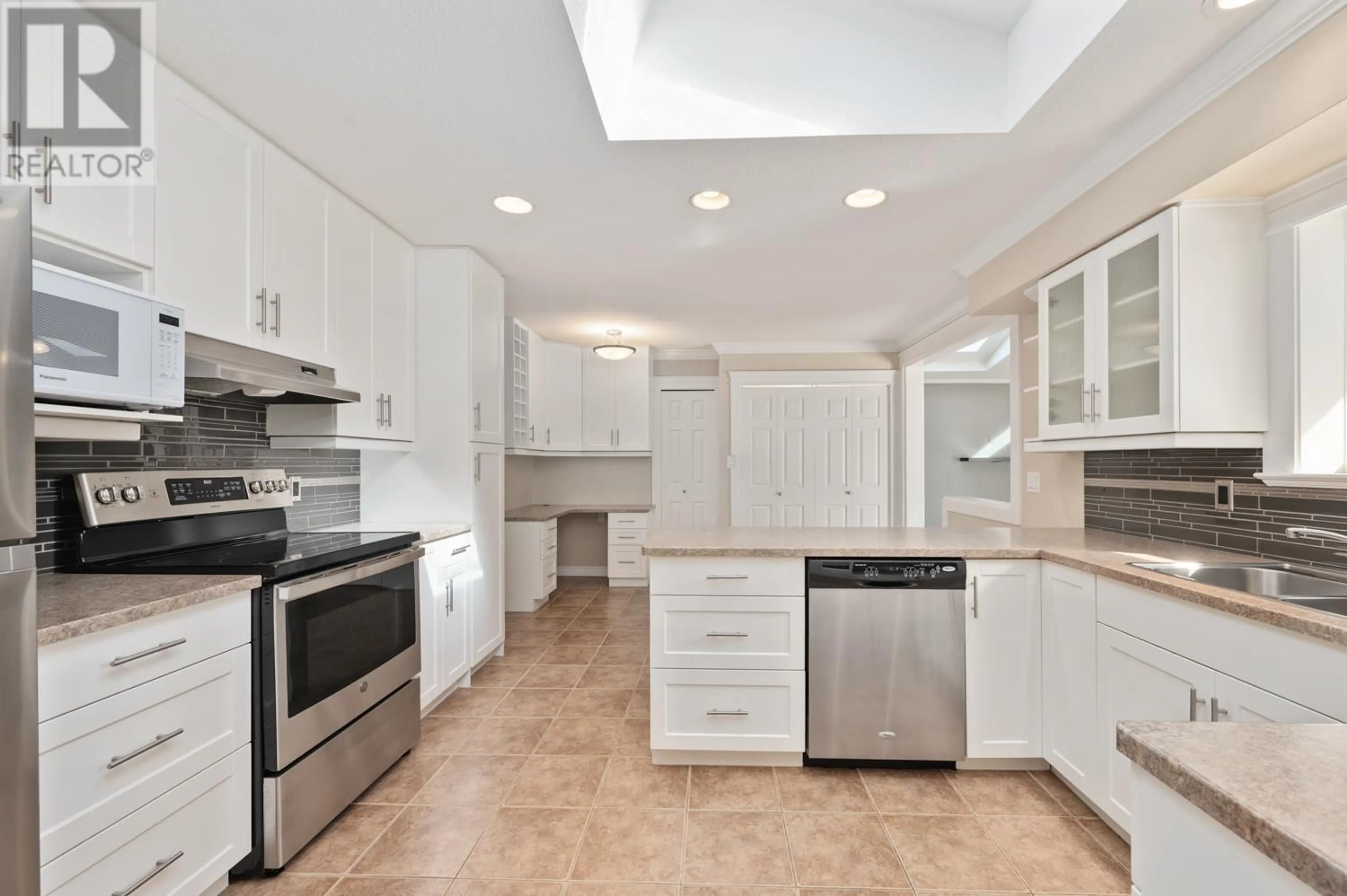 Open concept kitchen, ceramic/tile floor for 4482 HAWTHORNE PLACE, Delta British Columbia V4K3W9