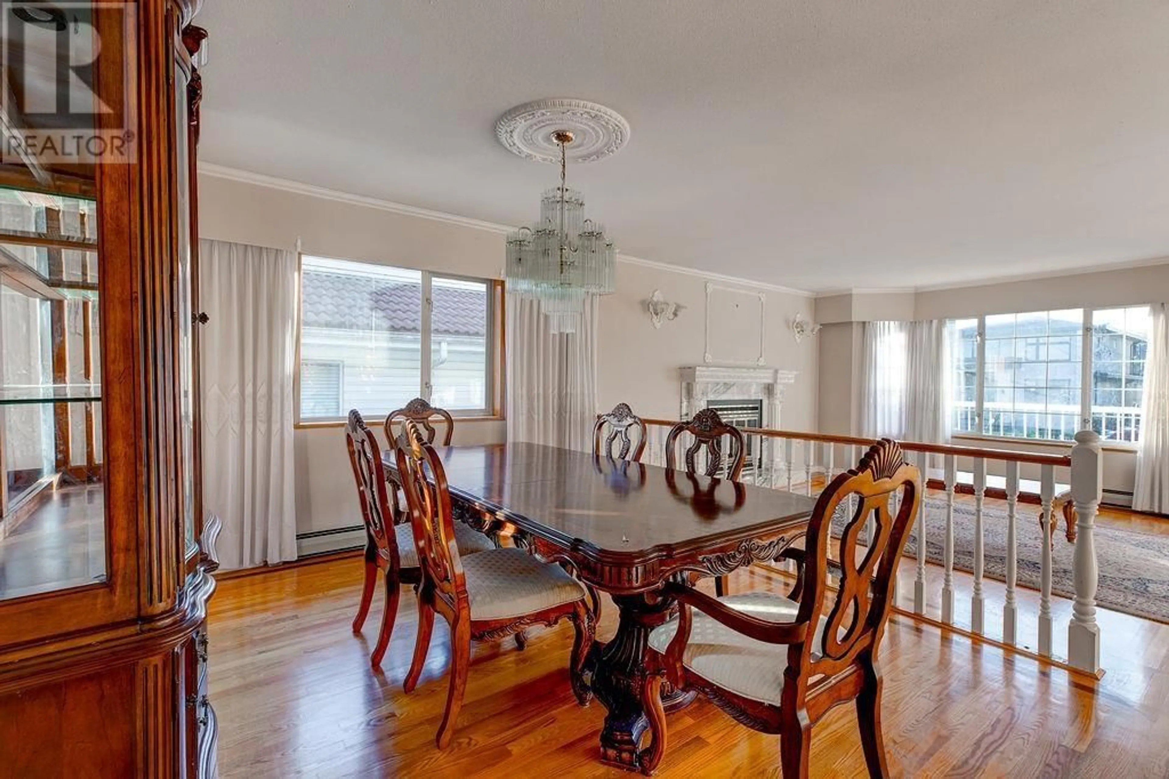 Dining room, wood/laminate floor for 8166 11TH AVENUE, Burnaby British Columbia V3N2N9