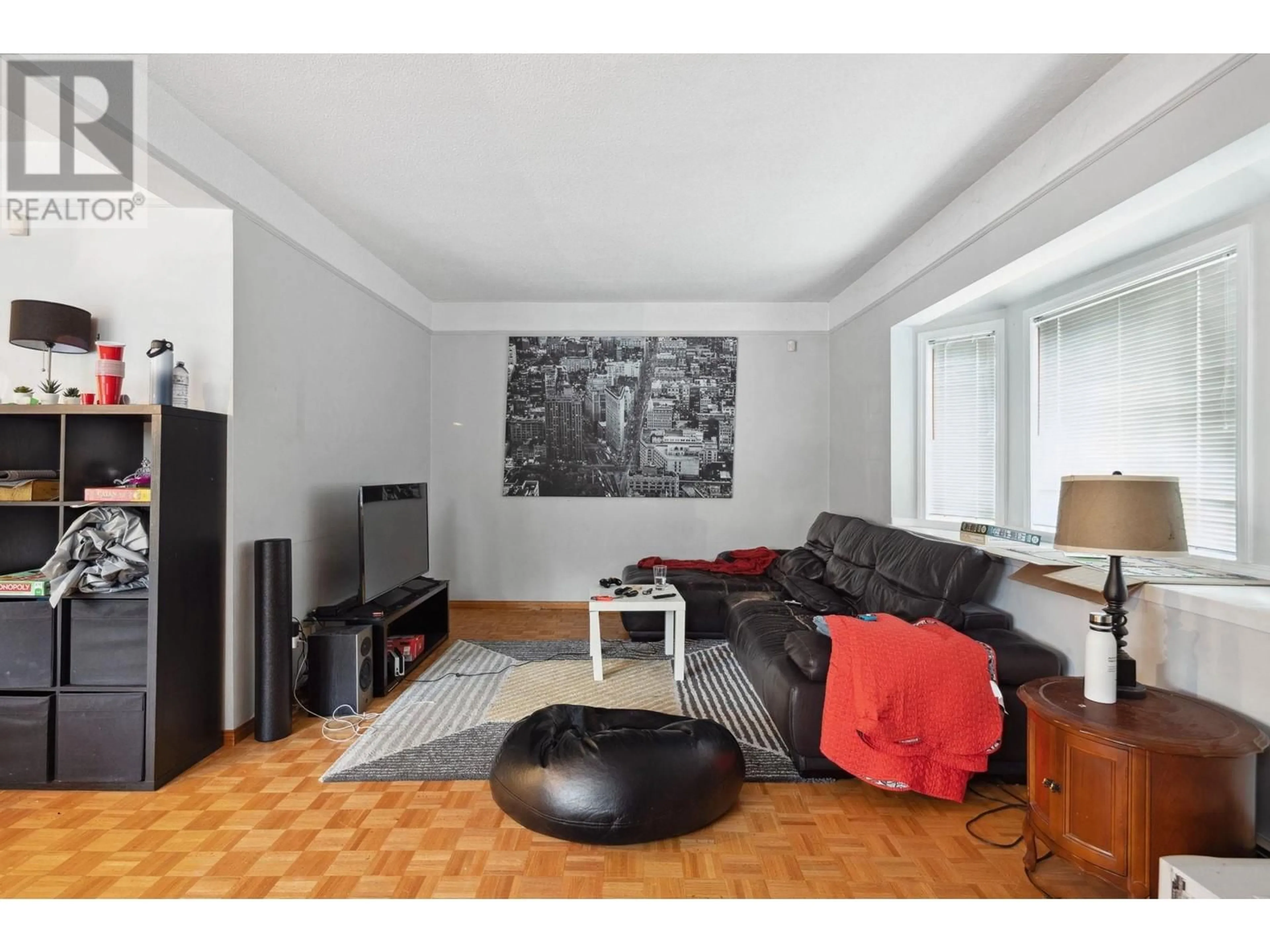 Living room with furniture, wood/laminate floor for 3099 6TH AVENUE, Vancouver British Columbia V6K1X4