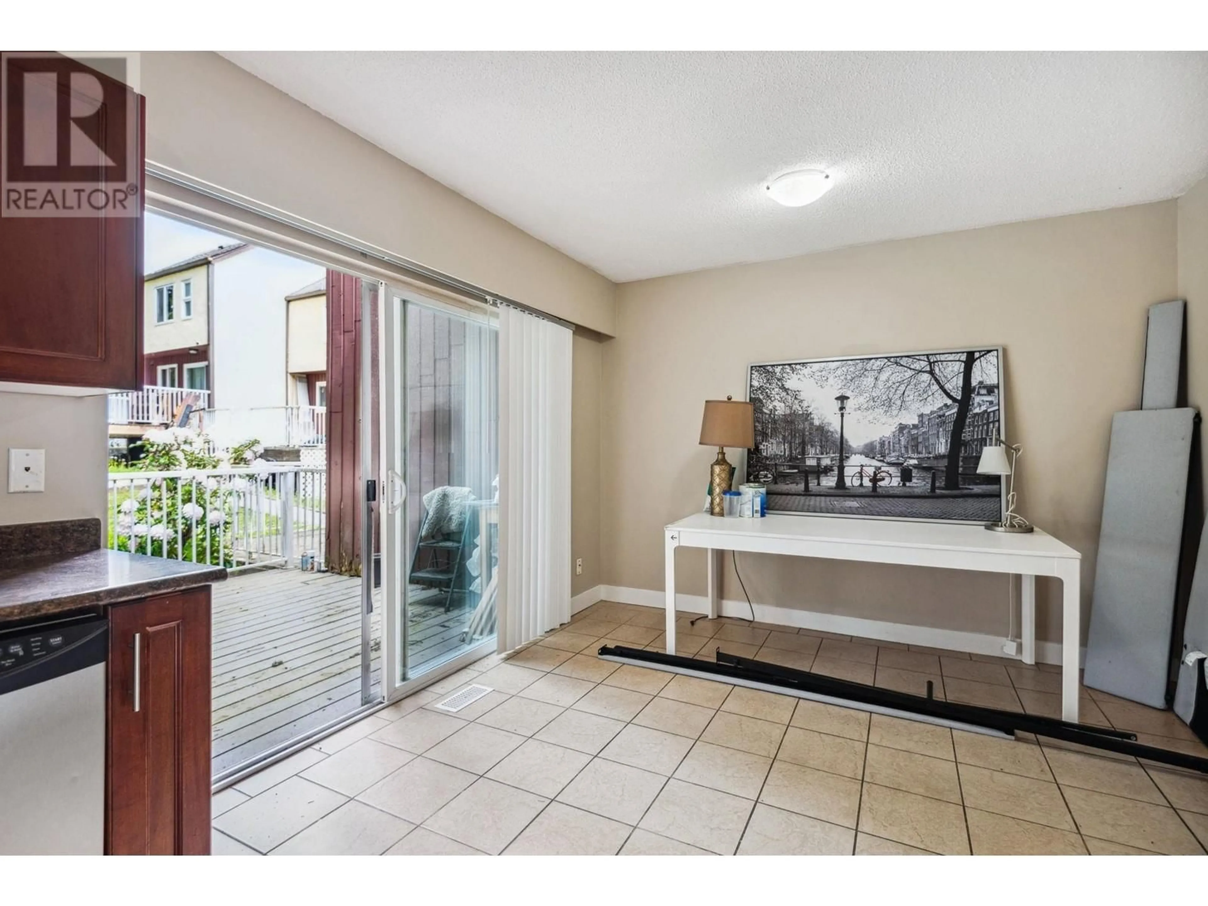 Indoor foyer for 7 - 322 BEGIN STREET, Coquitlam British Columbia V3K4V9