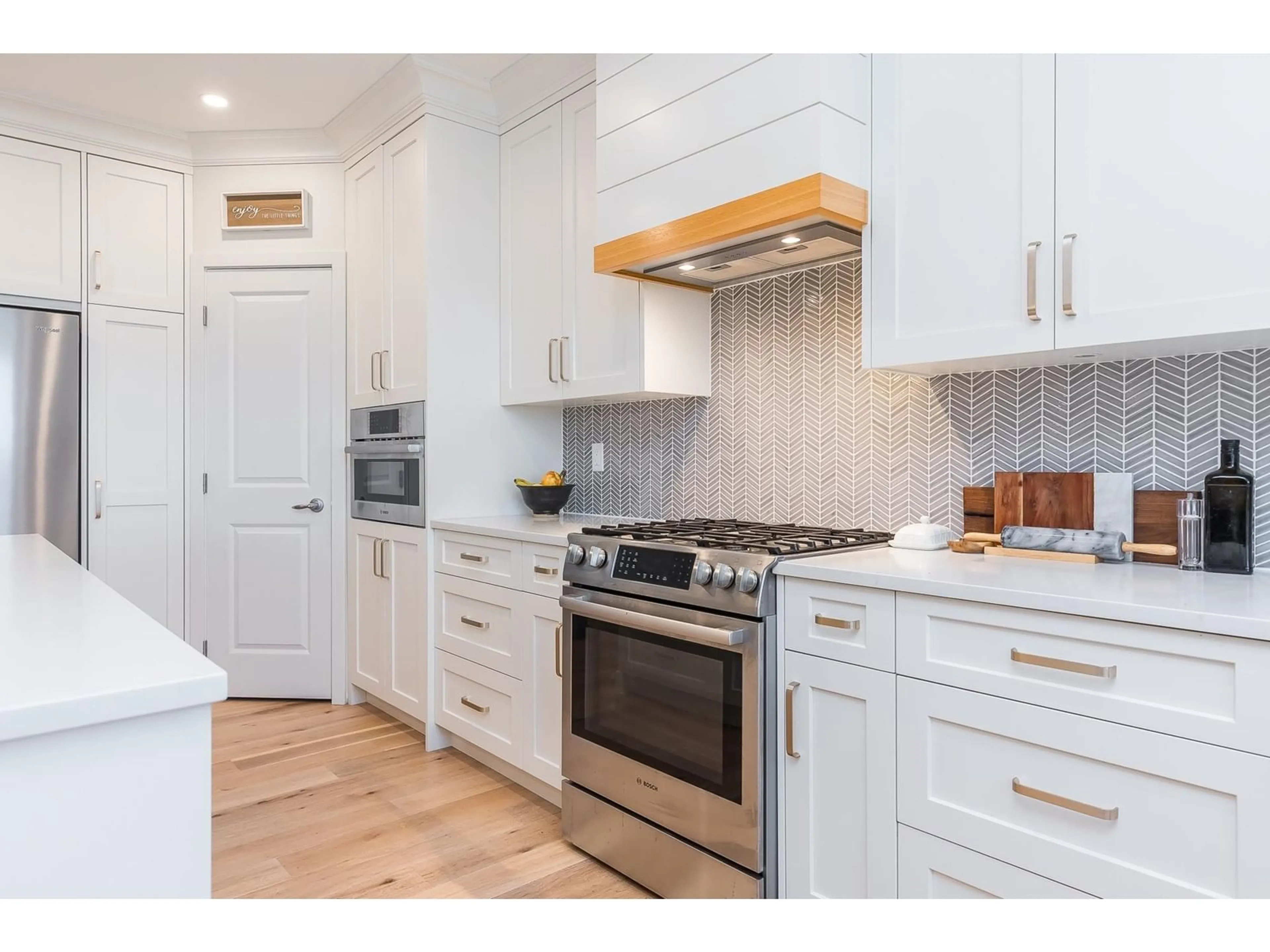 Open concept kitchen, wood/laminate floor for 3355 GOLDSTREAM, Abbotsford British Columbia V3G3B7