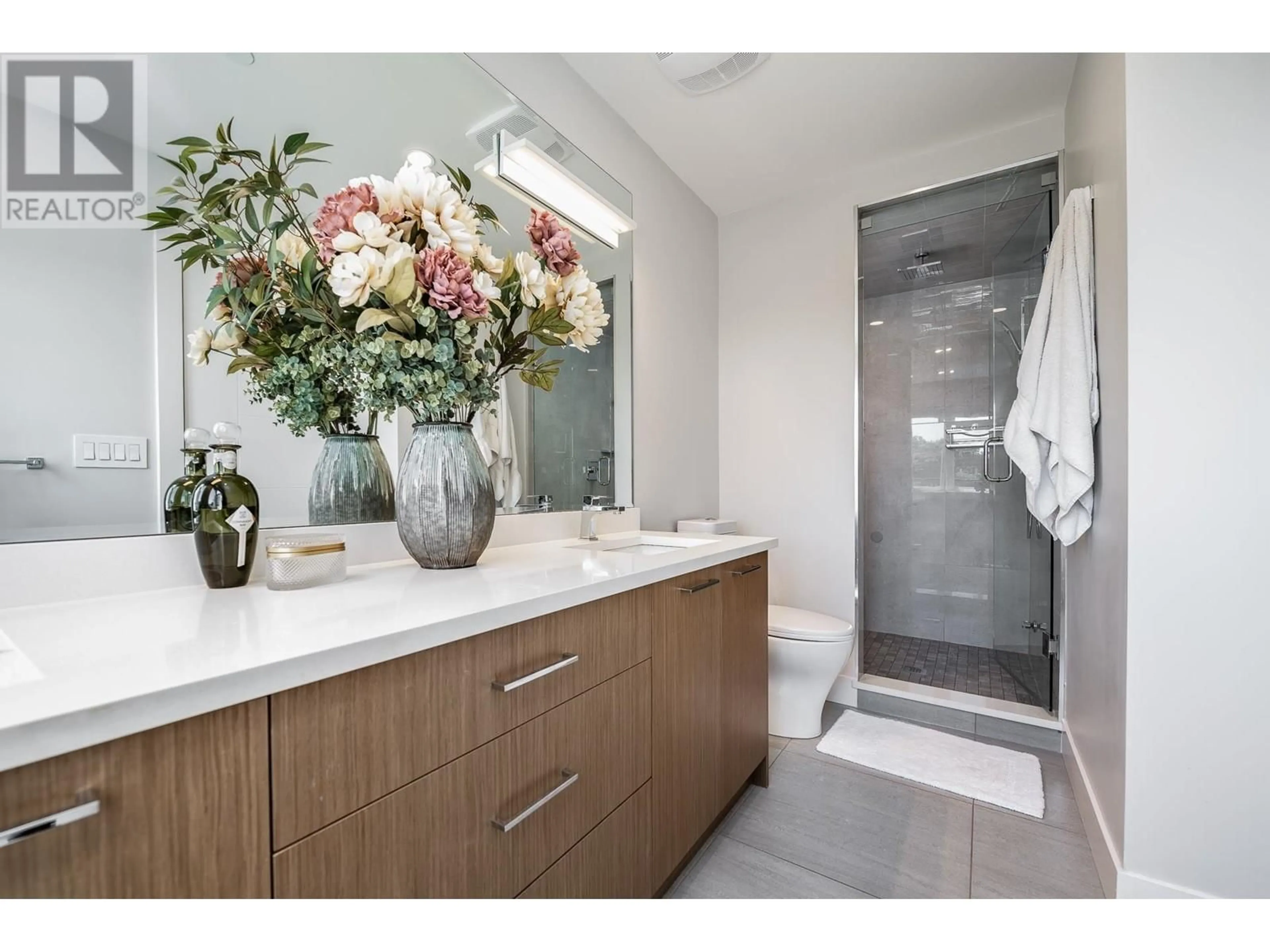 Contemporary bathroom, ceramic/tile floor for 330 8TH STREET, North Vancouver British Columbia V7L1Z3