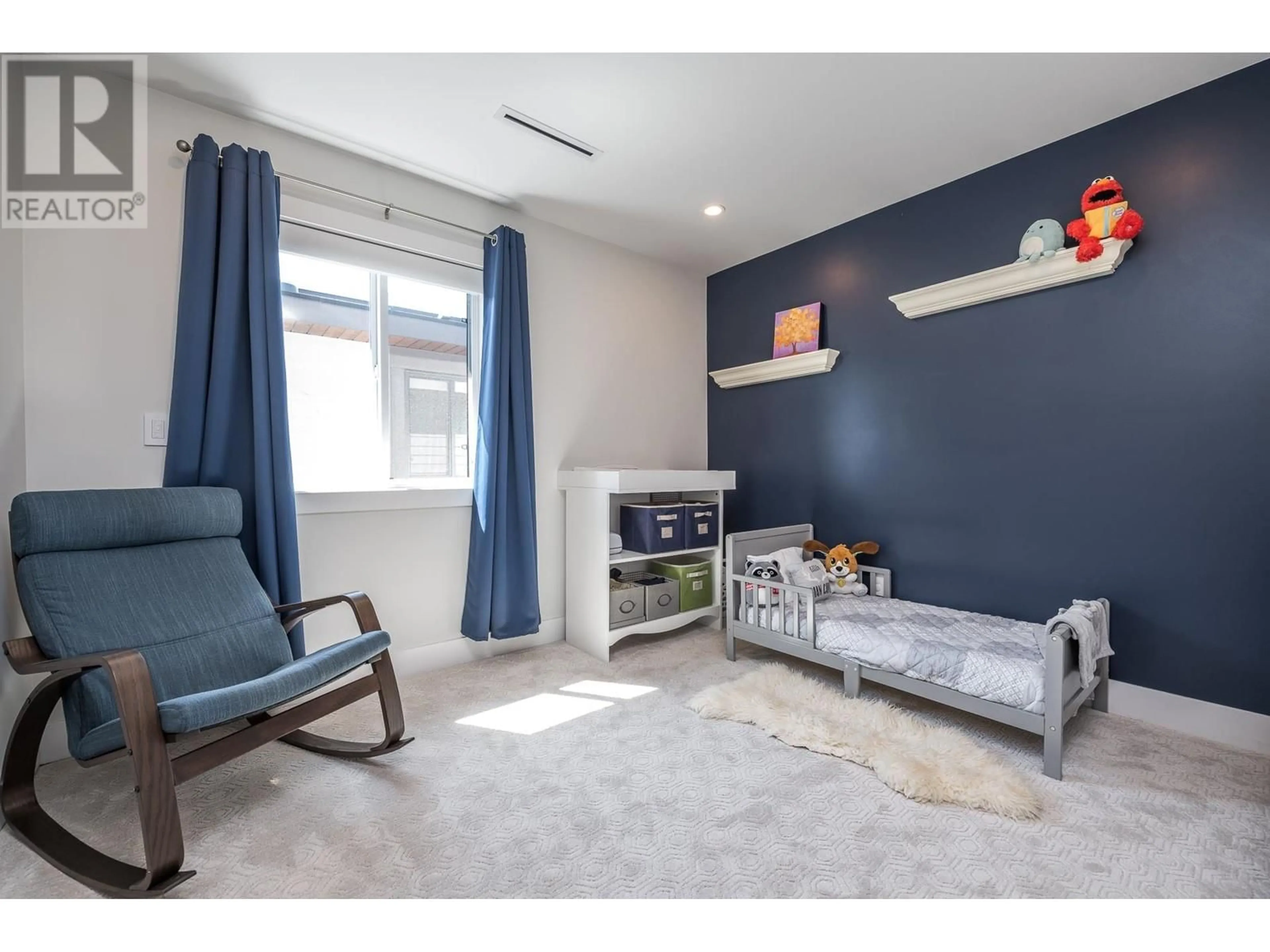 A pic of a room for 330 8TH STREET, North Vancouver British Columbia V7L1Z3