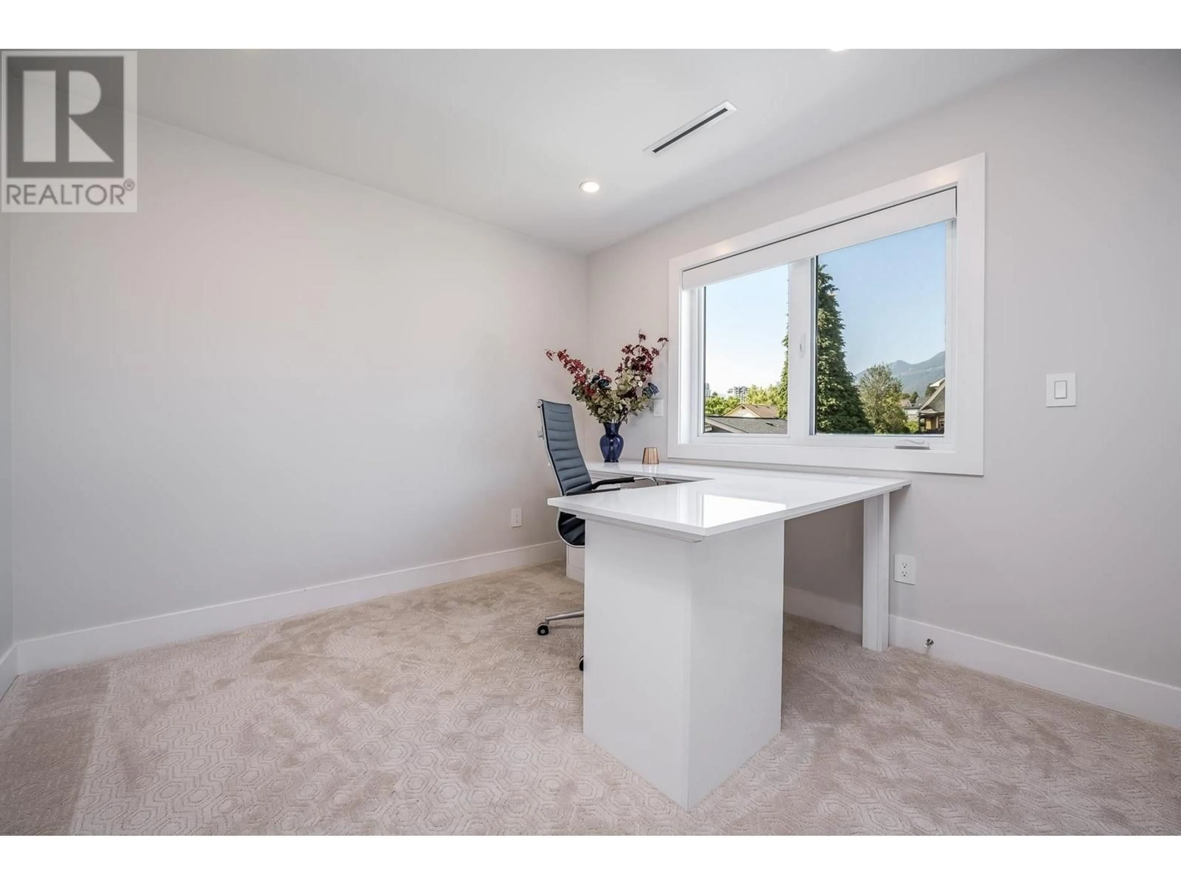 A pic of a room for 330 8TH STREET, North Vancouver British Columbia V7L1Z3