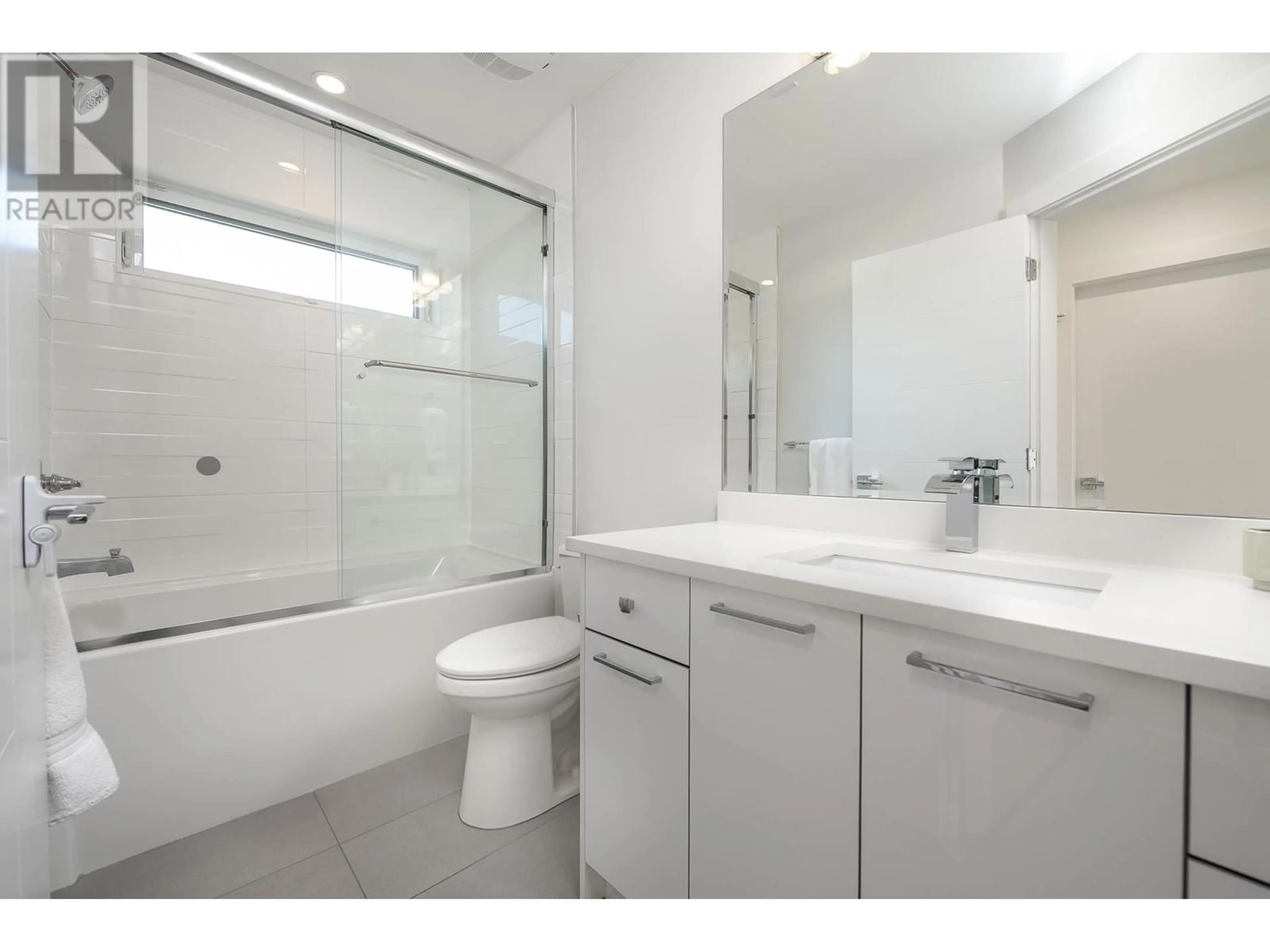 Standard bathroom, ceramic/tile floor for 330 8TH STREET, North Vancouver British Columbia V7L1Z3