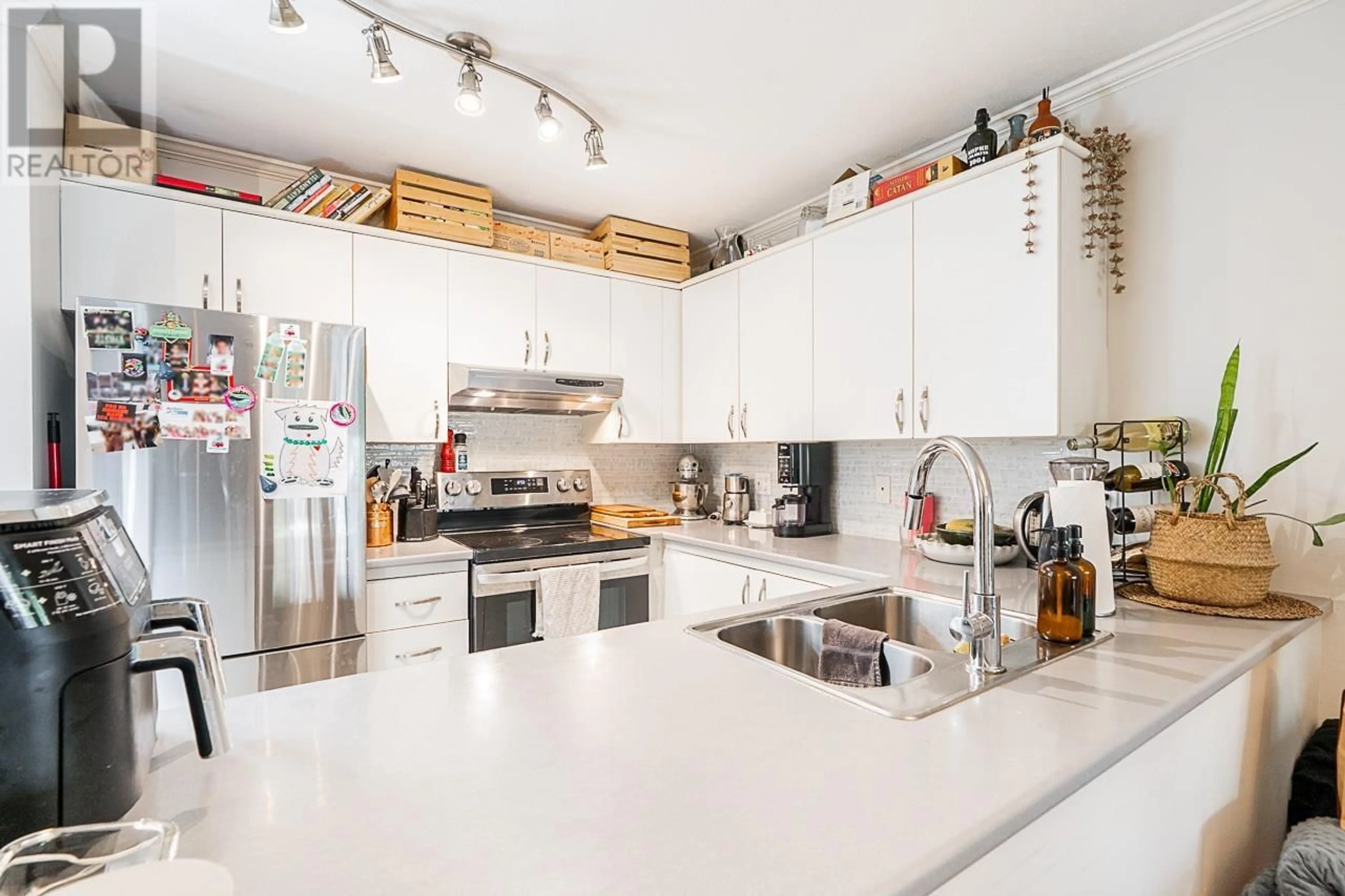 Open concept kitchen, ceramic/tile floor for 203 - 2250 3RD AVENUE, Vancouver British Columbia V6K1L4