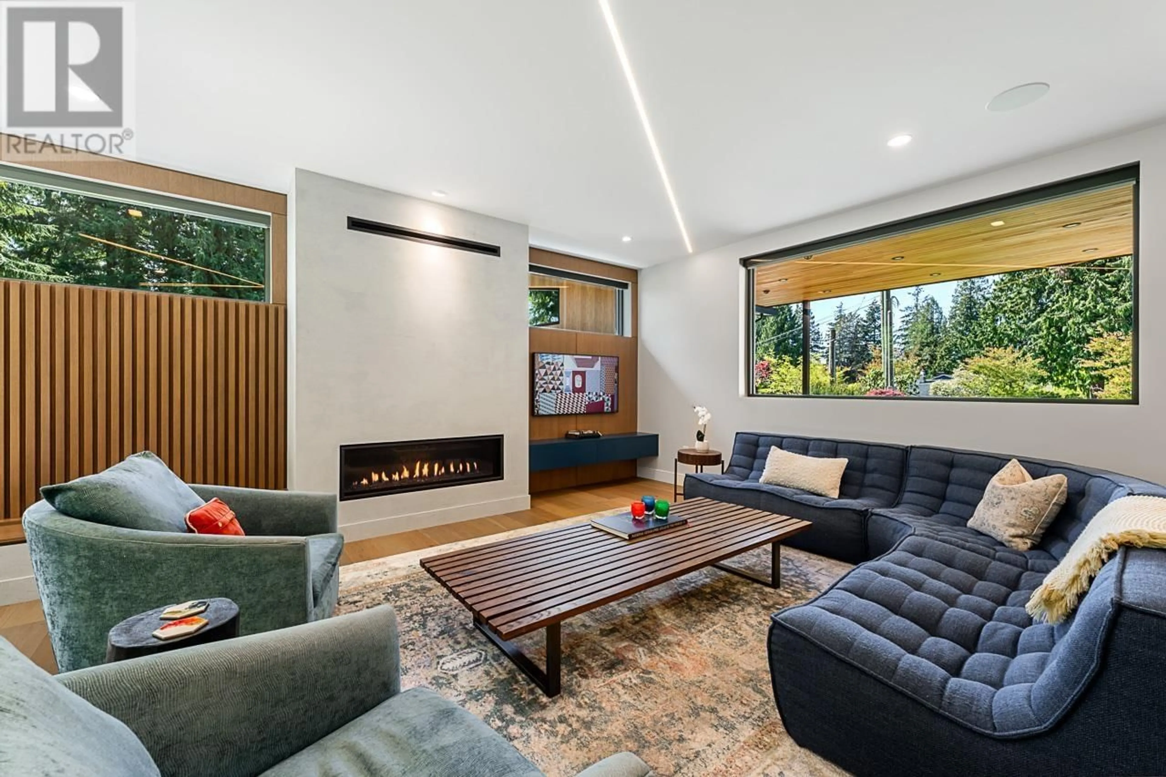 Living room with furniture, unknown for 670 ST. IVES CRESCENT, North Vancouver British Columbia V7N2X3