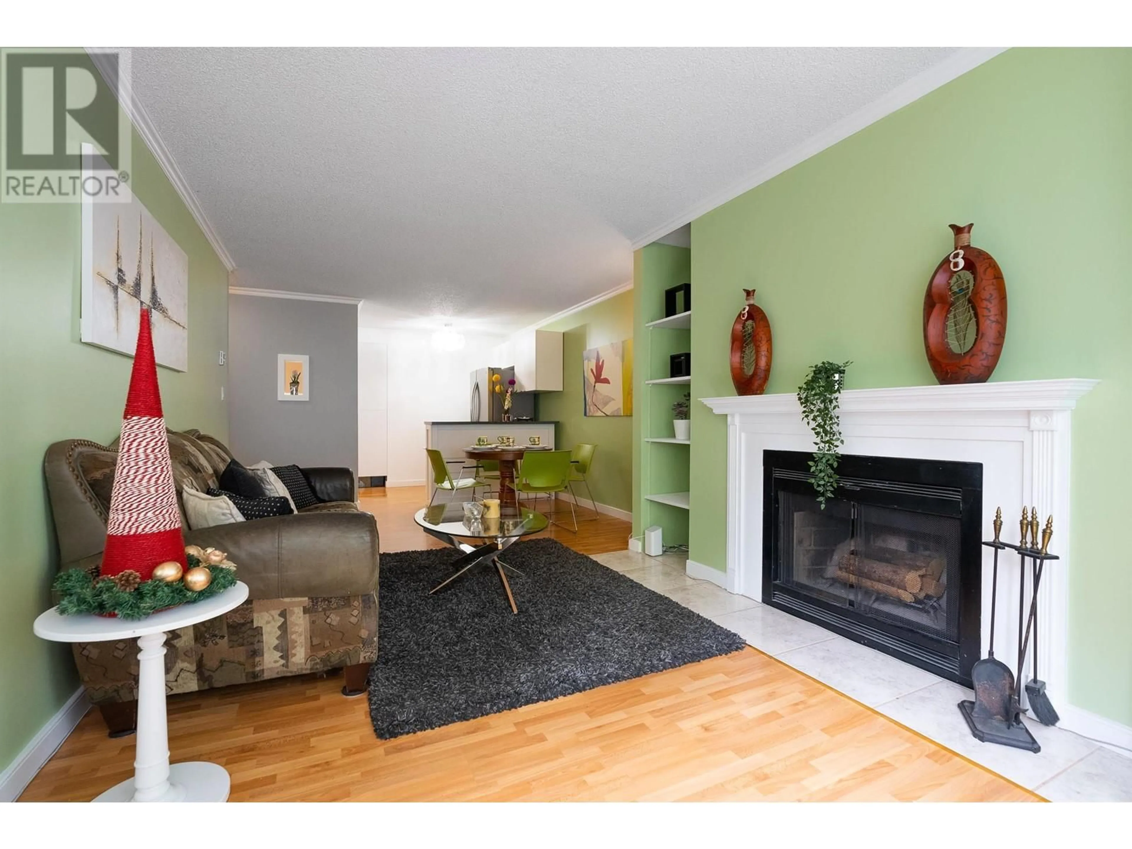 Living room with furniture, wood/laminate floor for 402 - 9880 MANCHESTER DRIVE, Burnaby British Columbia V3N4R3