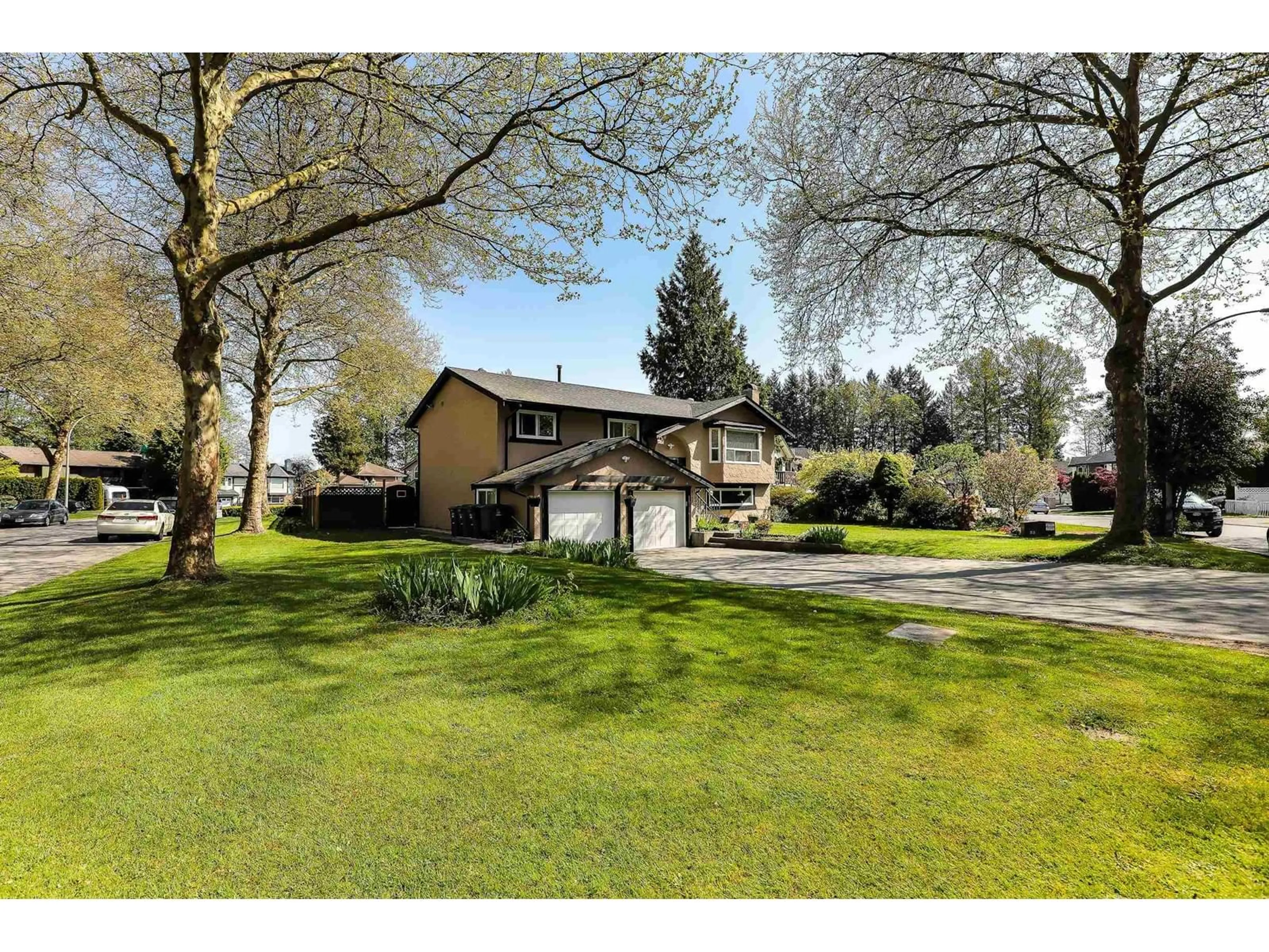 A pic from outside/outdoor area/front of a property/back of a property/a pic from drone, street for 8922 EDINBURGH, Surrey British Columbia V3V7C2