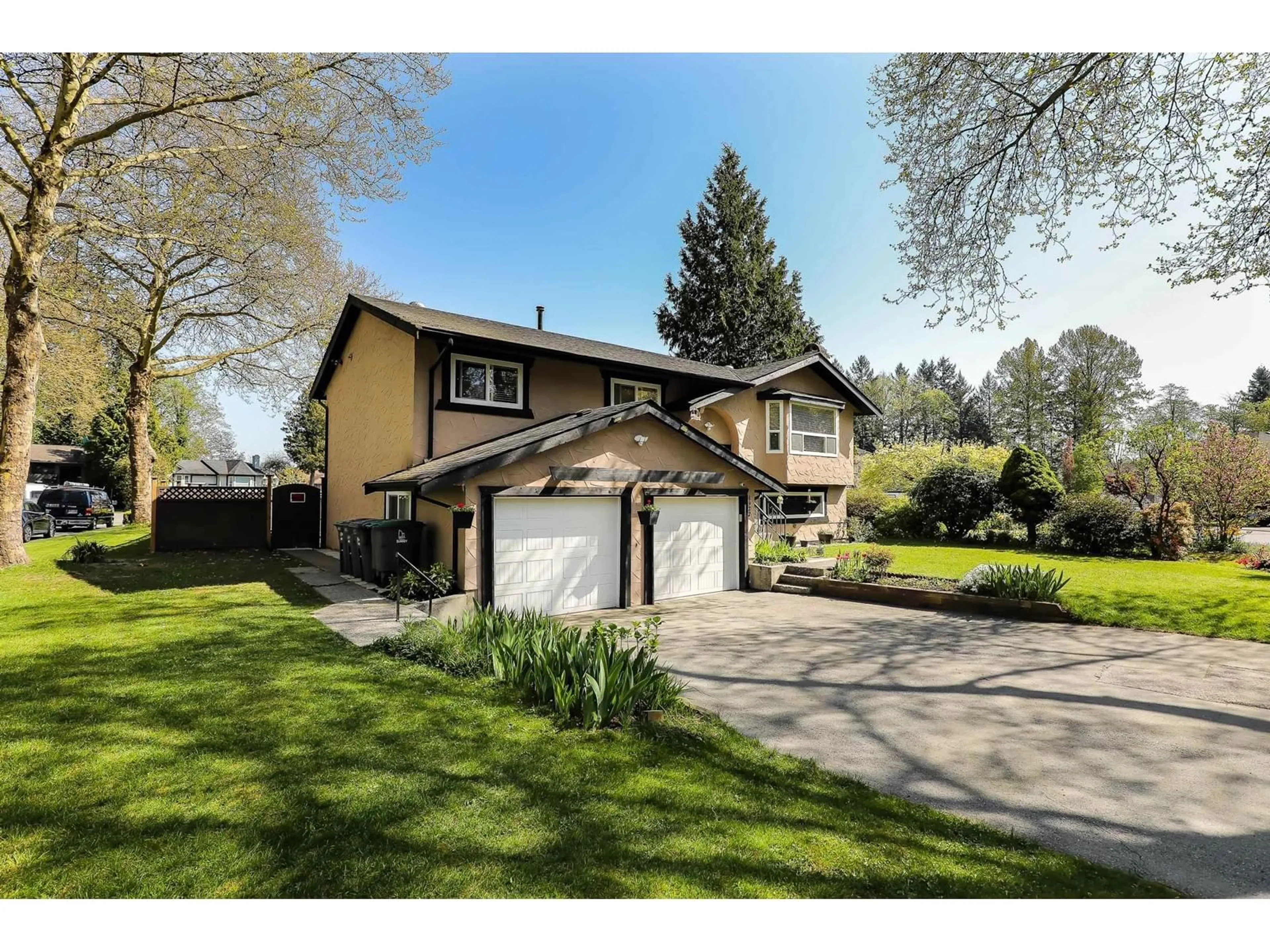 Home with vinyl exterior material, street for 8922 EDINBURGH, Surrey British Columbia V3V7C2