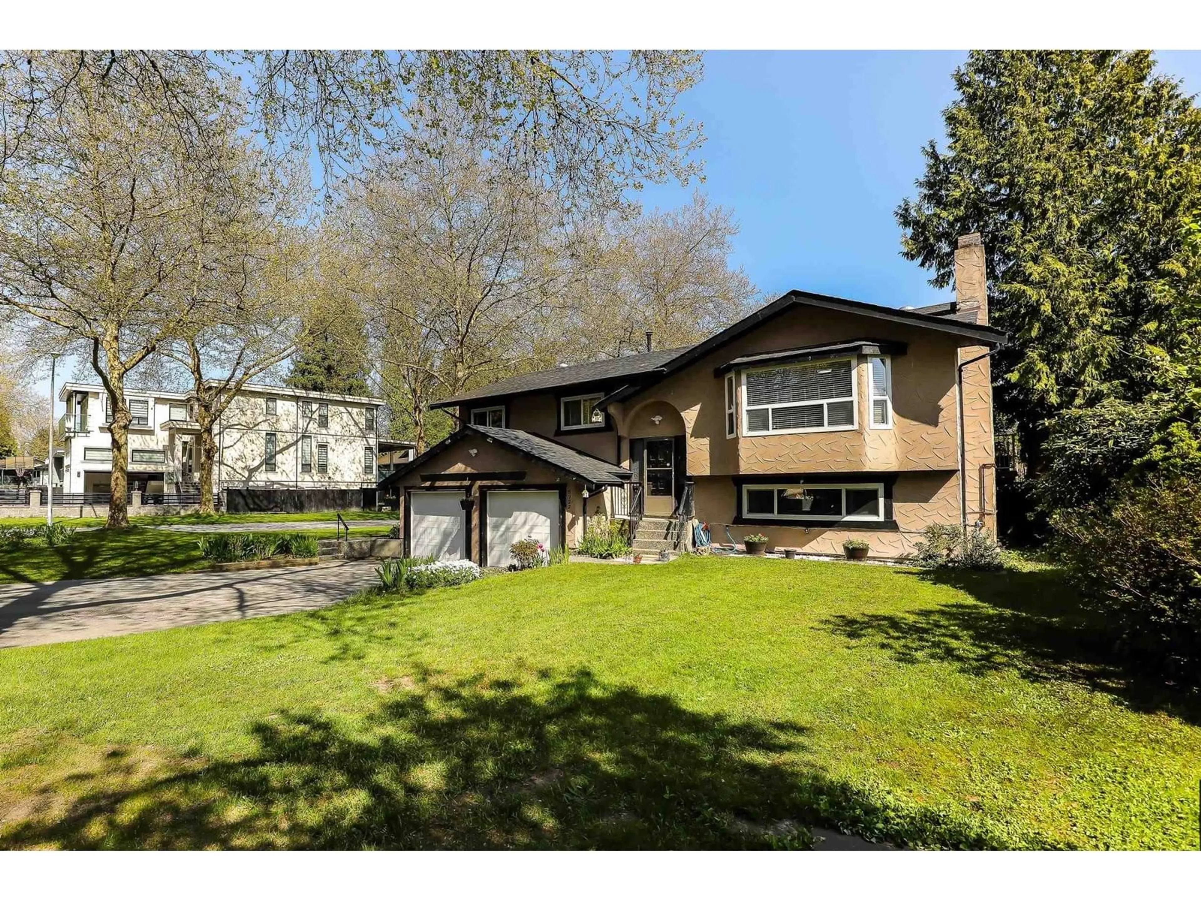 A pic from outside/outdoor area/front of a property/back of a property/a pic from drone, street for 8922 EDINBURGH, Surrey British Columbia V3V7C2