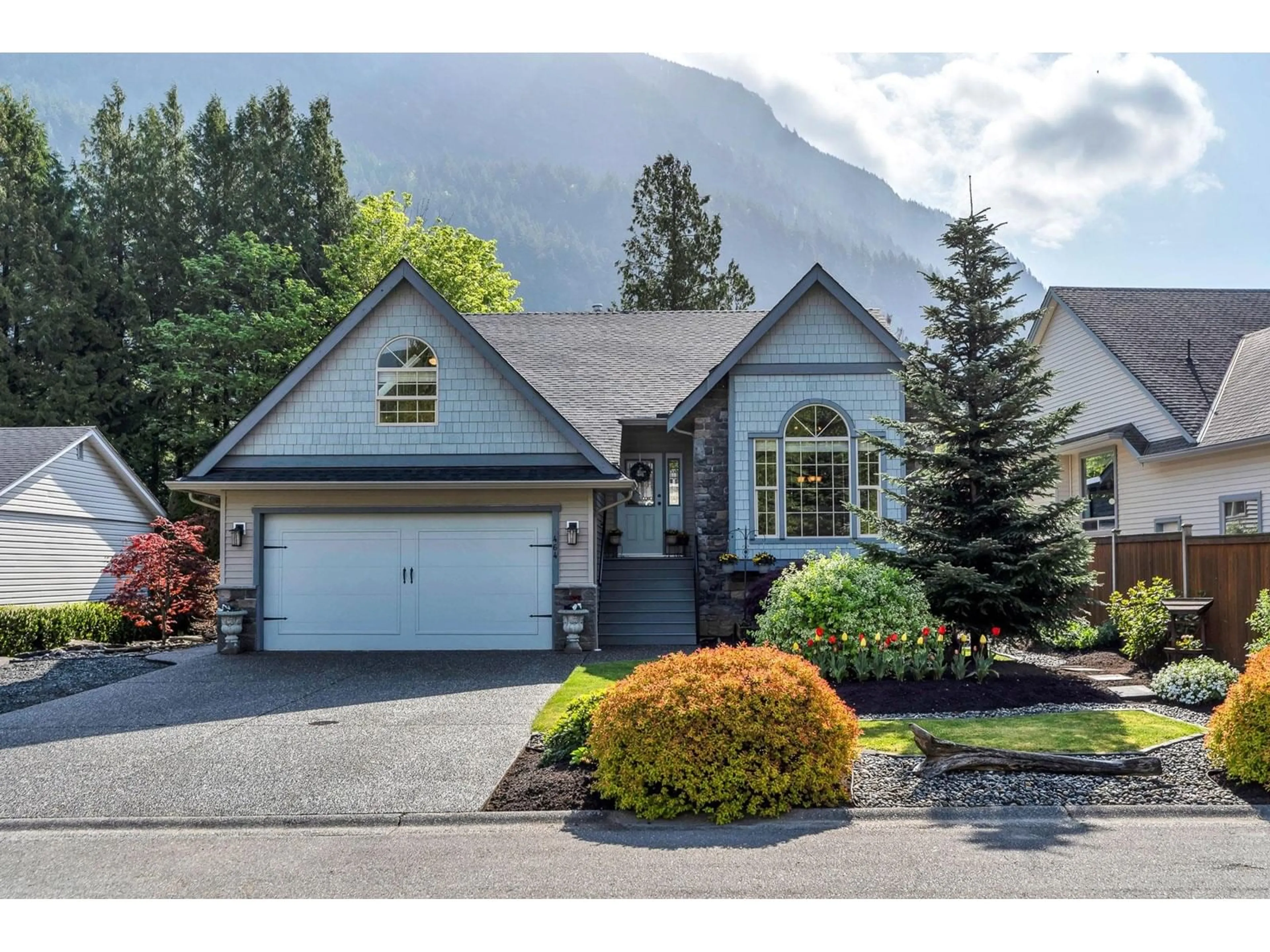 Home with vinyl exterior material, mountain view for 464 NAISMITH AVENUE, Harrison Hot Springs British Columbia V0M1K0