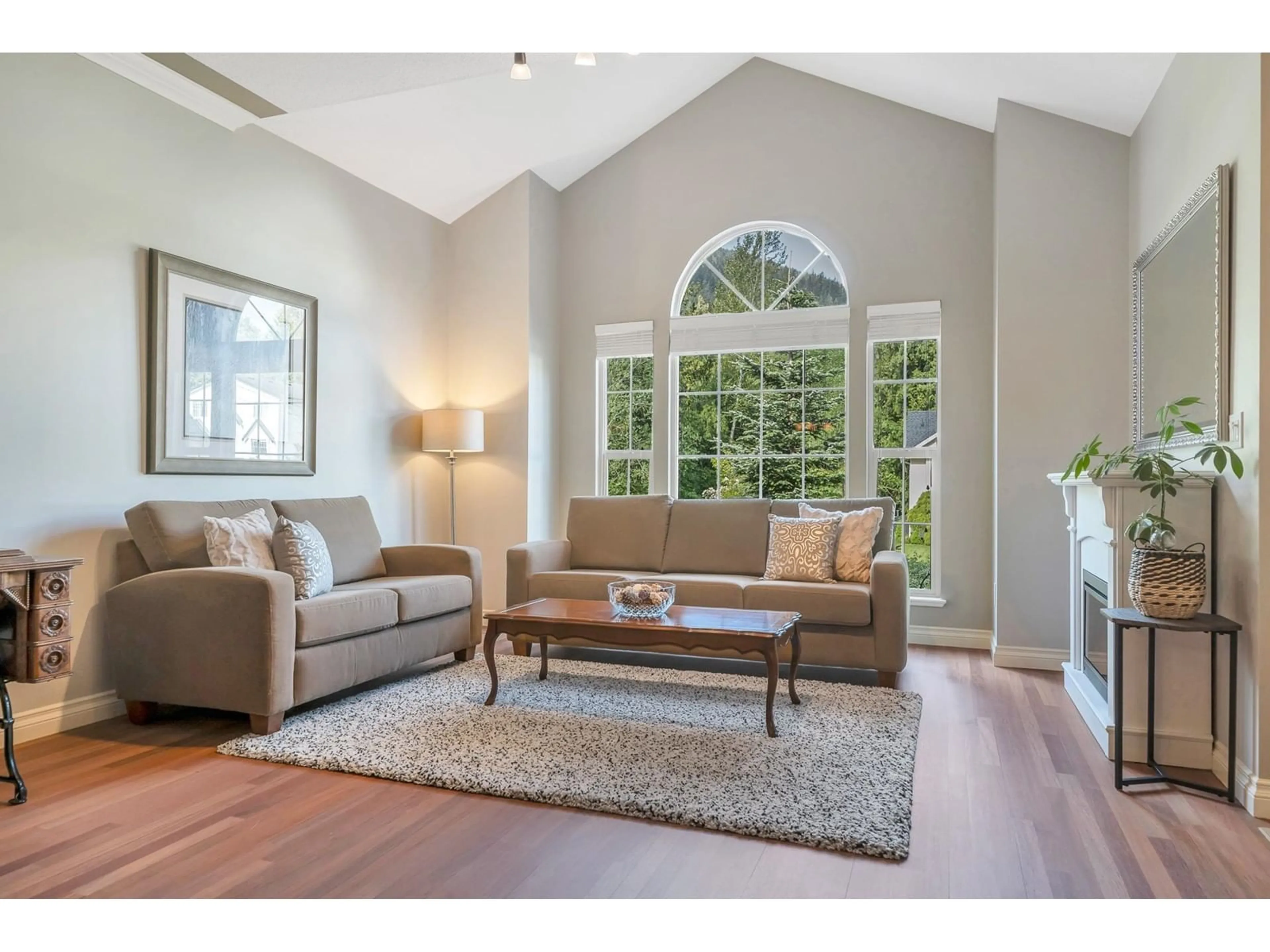 Living room with furniture, unknown for 464 NAISMITH AVENUE, Harrison Hot Springs British Columbia V0M1K0