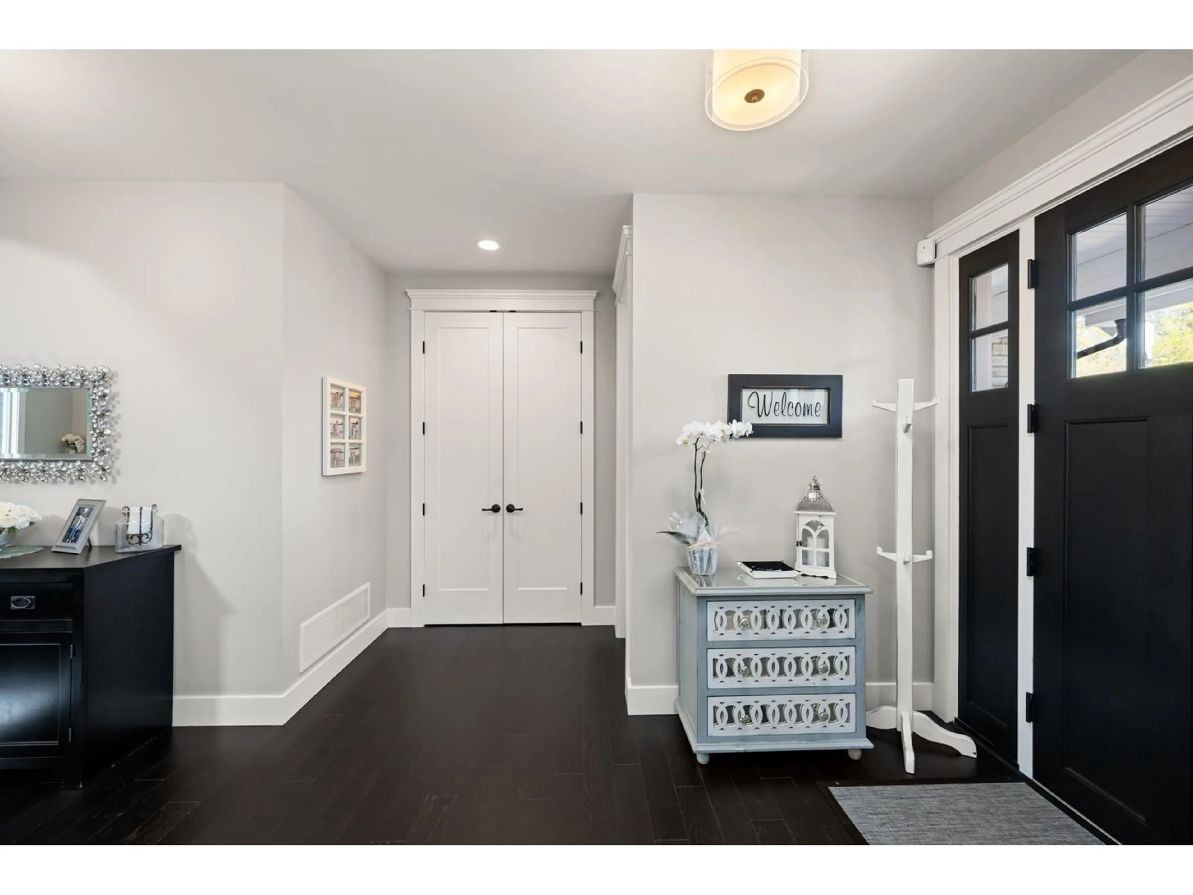 Indoor entryway for 8973 MACKIE, Langley British Columbia V1M2S2