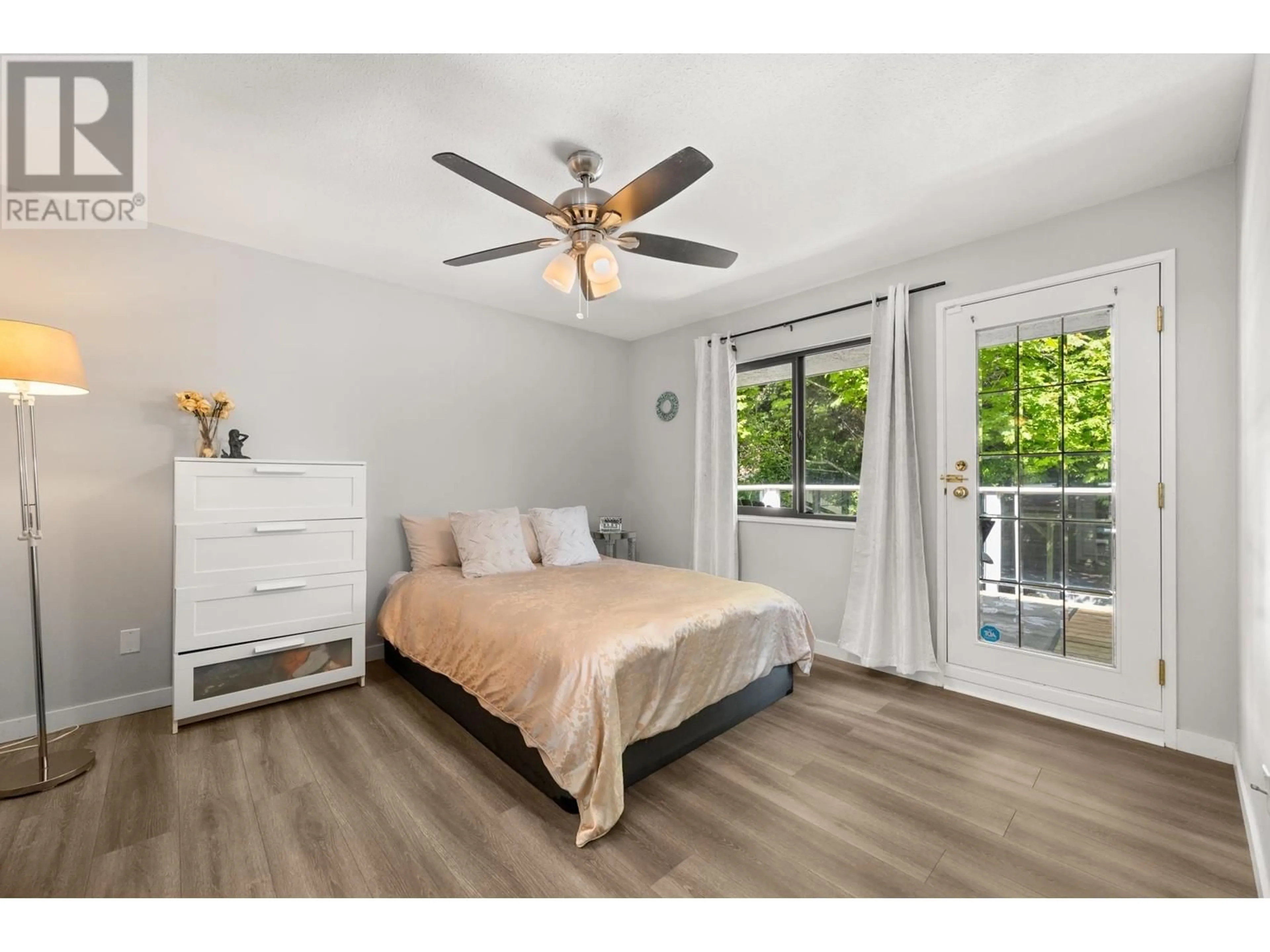 Bedroom with bed, wood/laminate floor for 998 PACIFIC DRIVE, Delta British Columbia V4M2K4