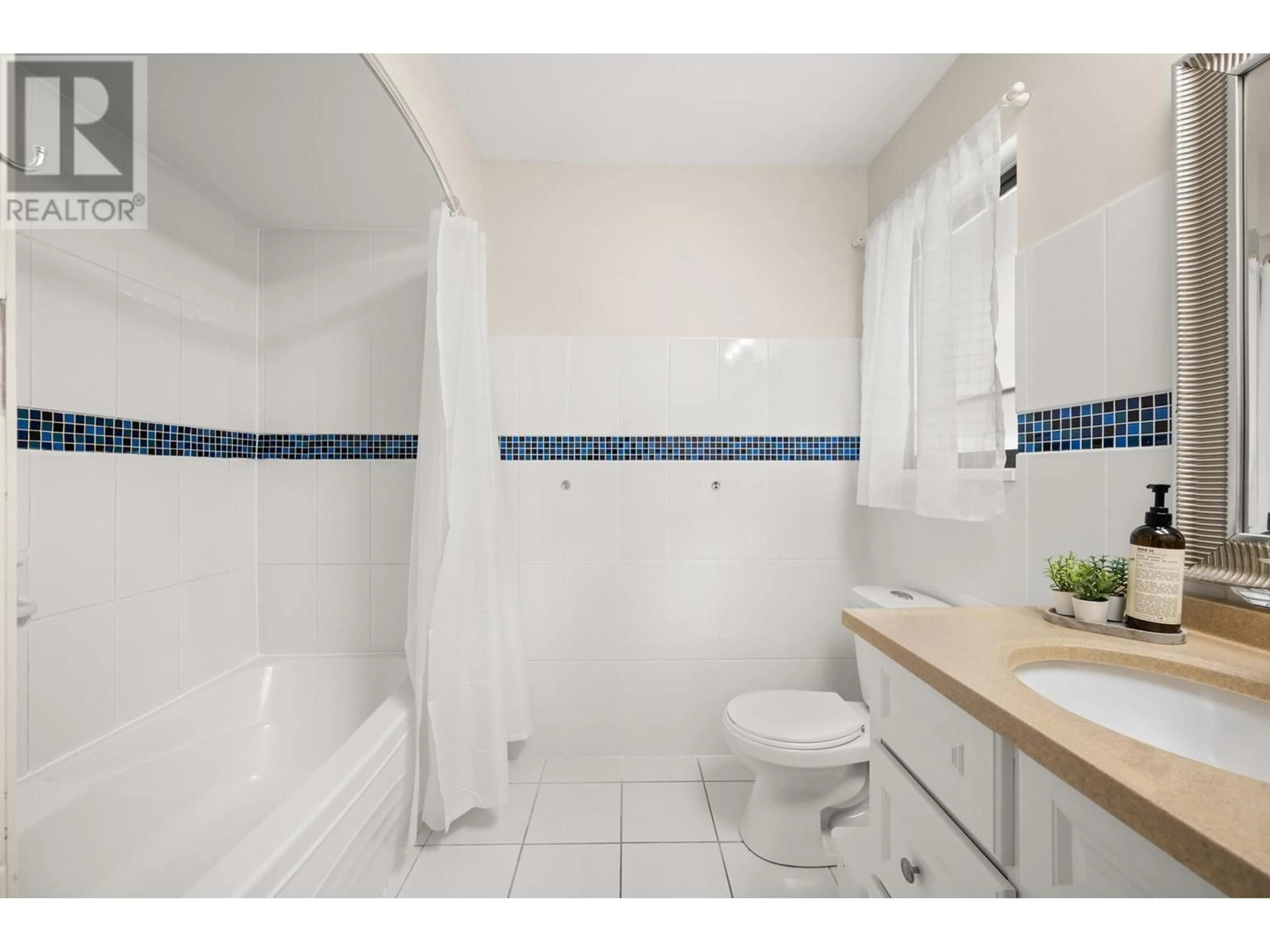 Standard bathroom, ceramic/tile floor for 998 PACIFIC DRIVE, Delta British Columbia V4M2K4