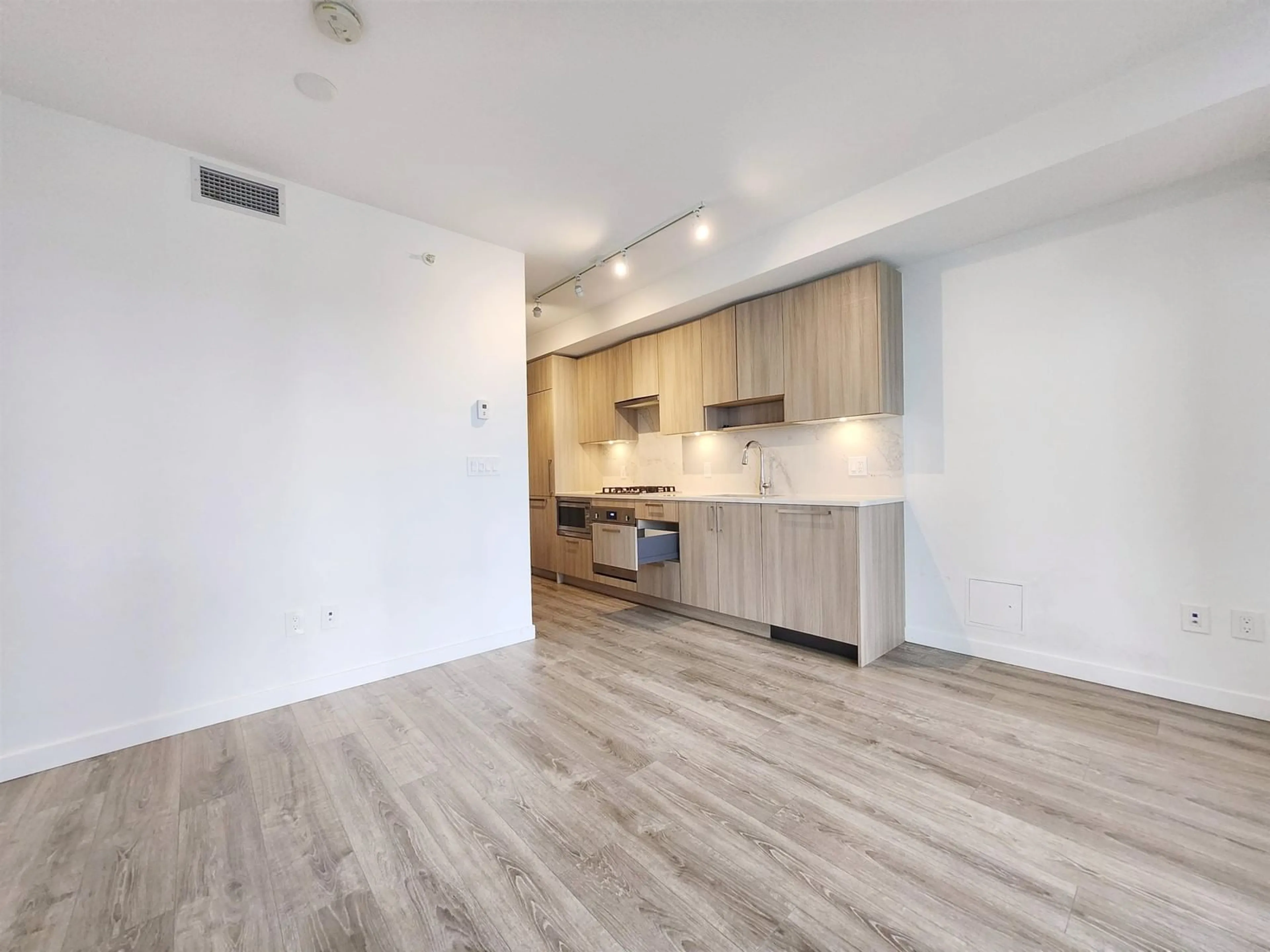 A pic of a room for 818 - 13350 CENTRAL, Surrey British Columbia V3T0S1
