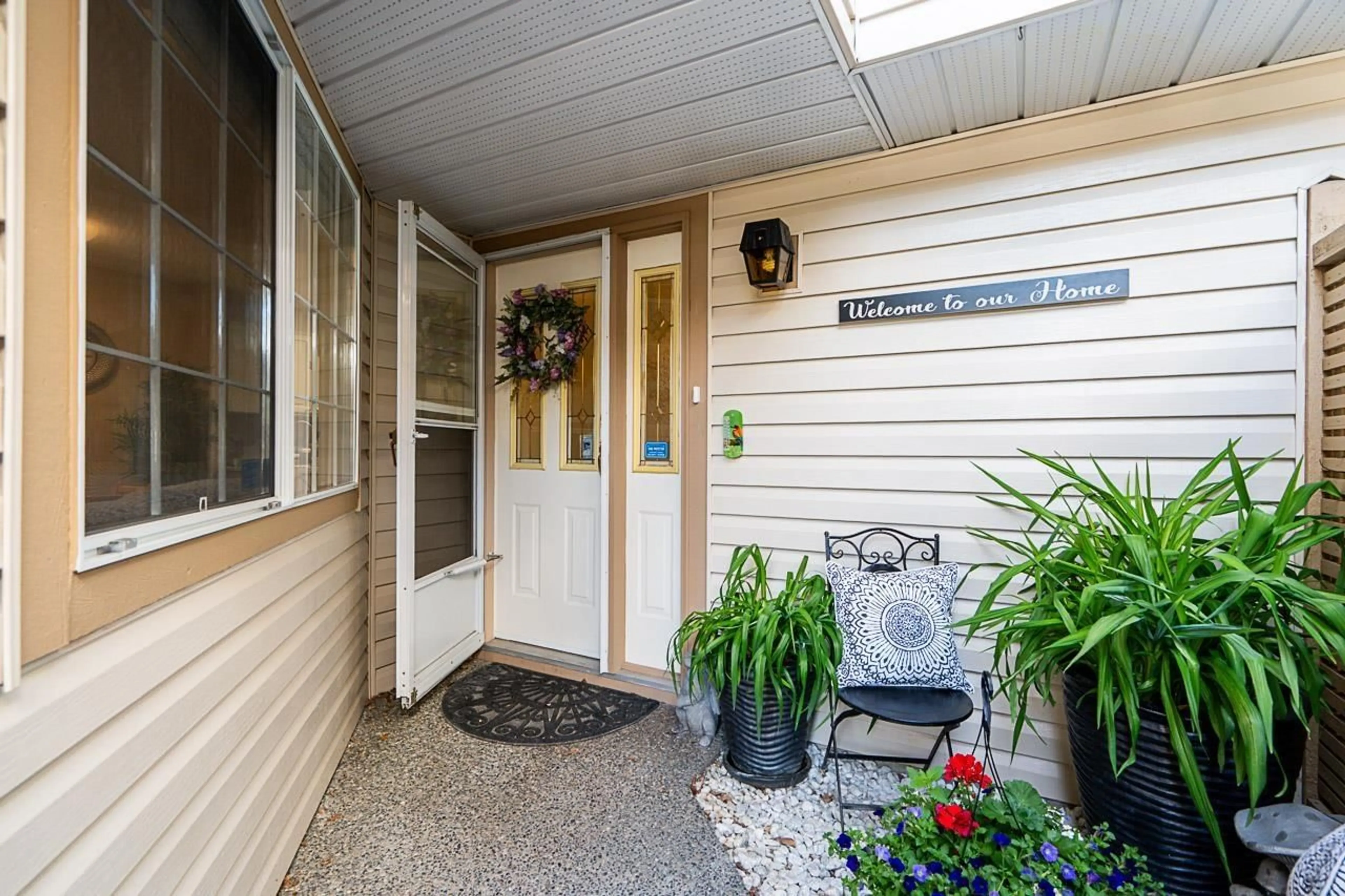Indoor entryway for 105 - 9781 148A, Surrey British Columbia V3R9P2