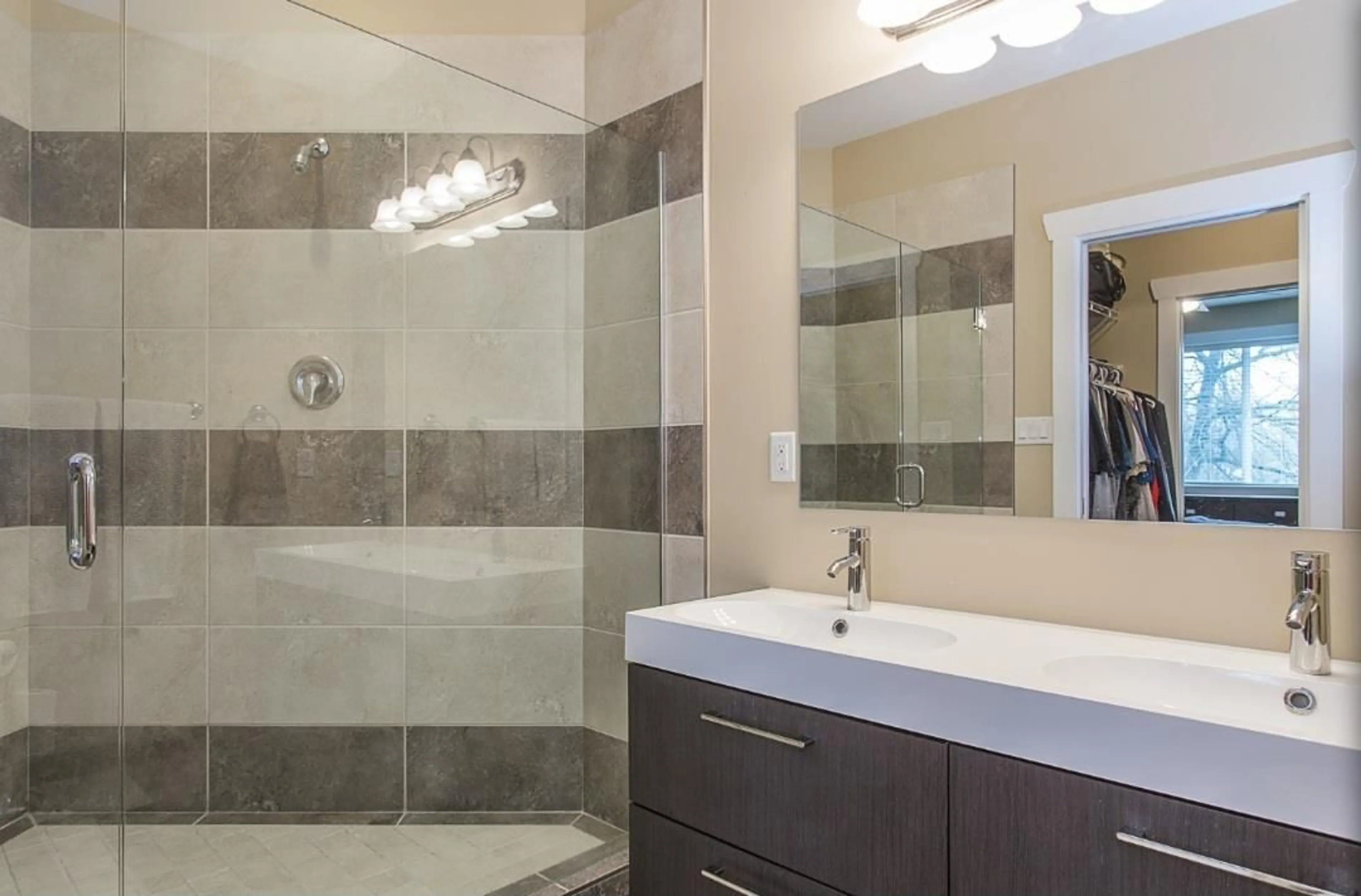 Contemporary bathroom, ceramic/tile floor for 47535 CHARTWELL DRIVE, Chilliwack British Columbia V2P8B1