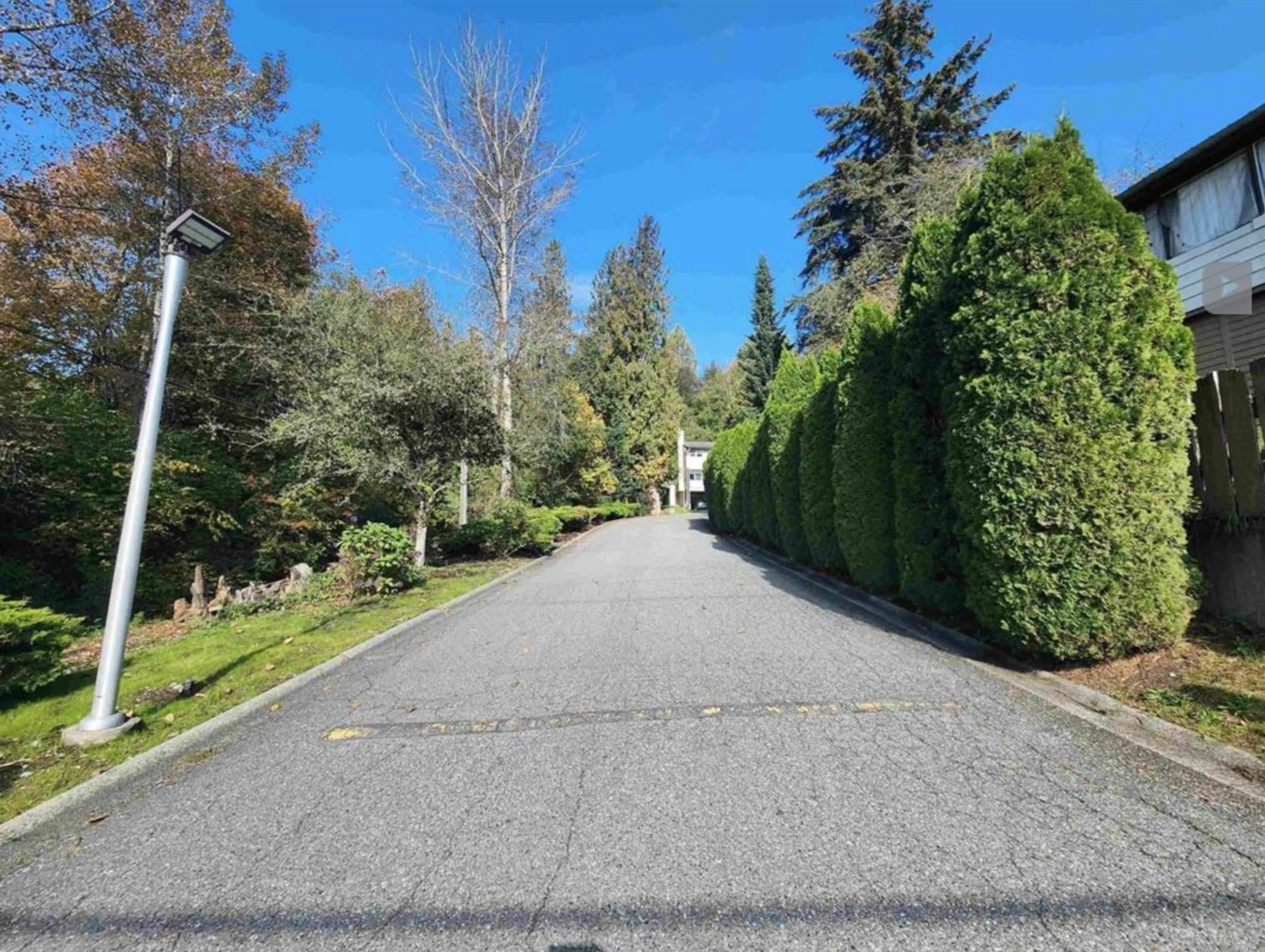 A pic from outside/outdoor area/front of a property/back of a property/a pic from drone, street for 21 - 32705 FRASER, Mission British Columbia V2V1C9