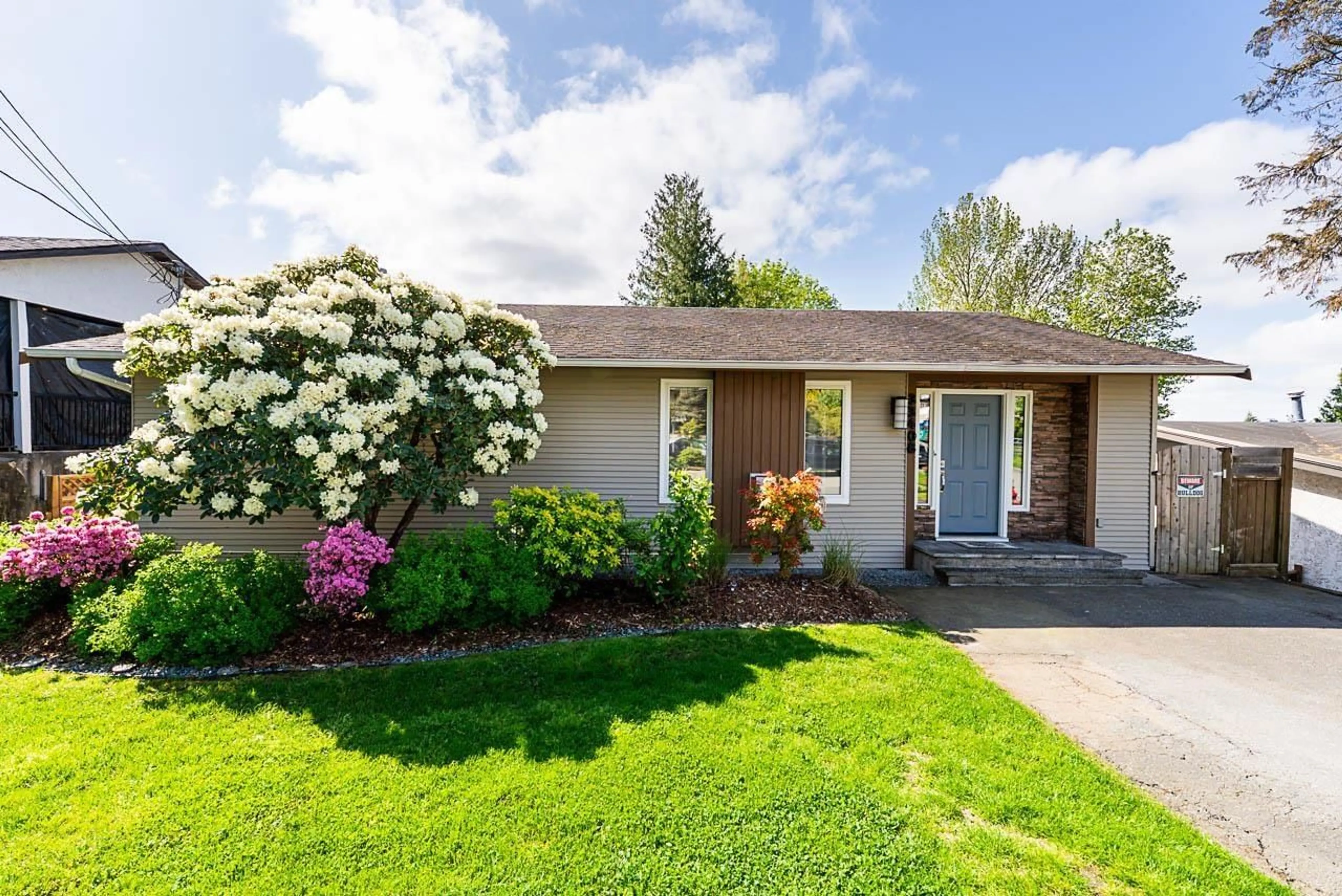 Home with vinyl exterior material, street for 33408 13, Mission British Columbia V2V4S3