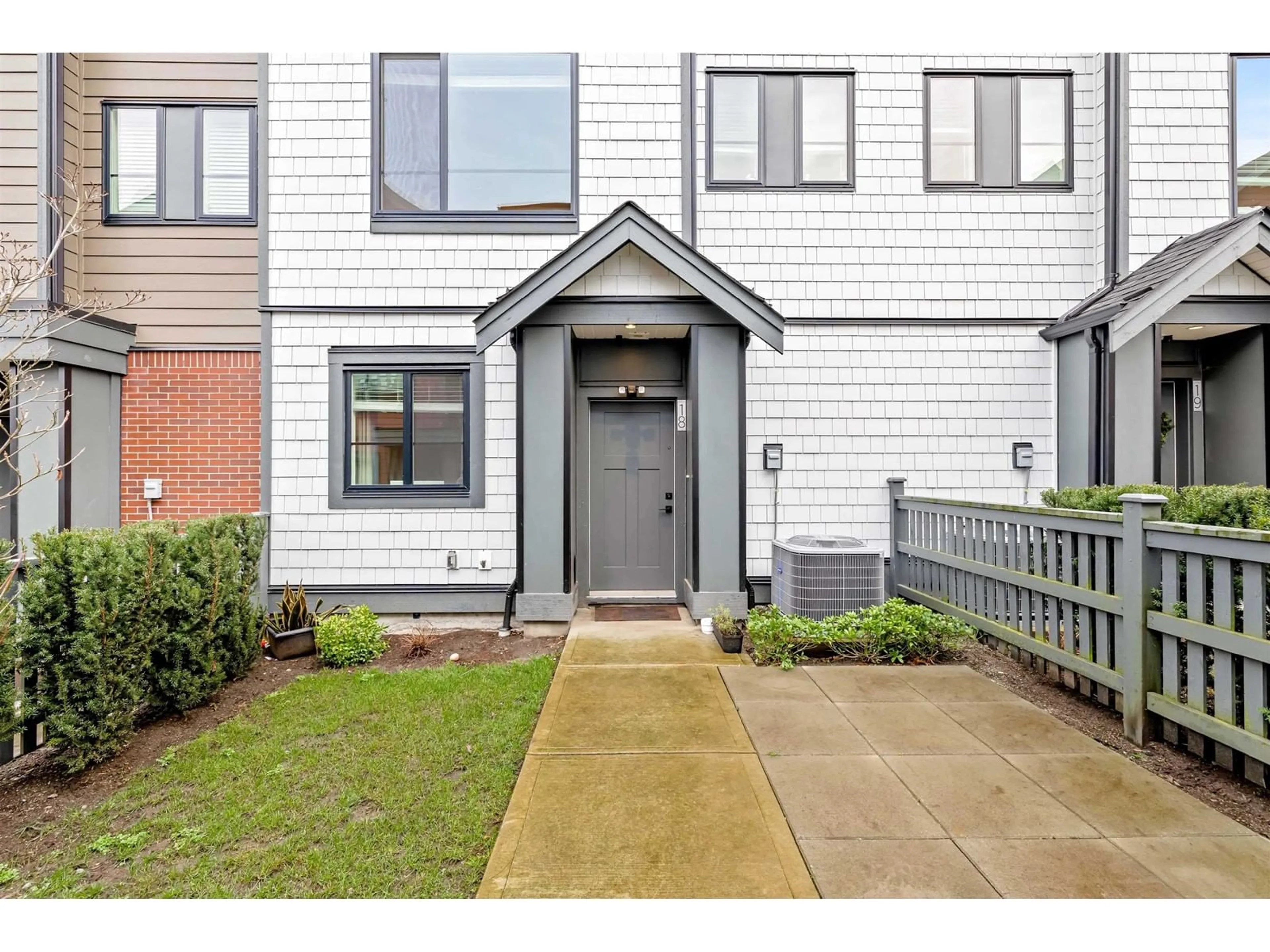 Indoor entryway for 18 - 19897 75A, Langley British Columbia V2Y3S2