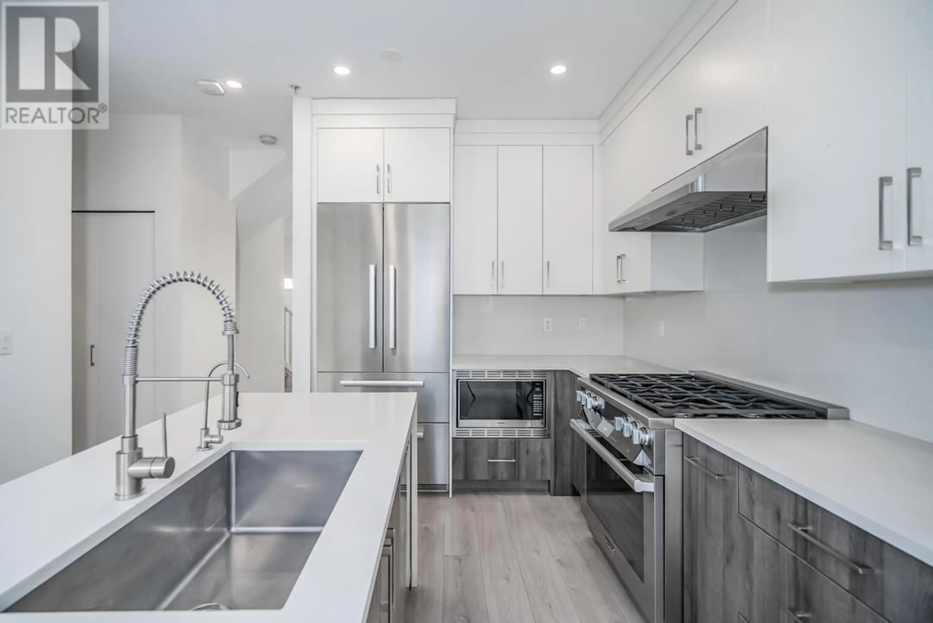 Contemporary kitchen, unknown for 961 59TH AVENUE, Vancouver British Columbia V6P1X8