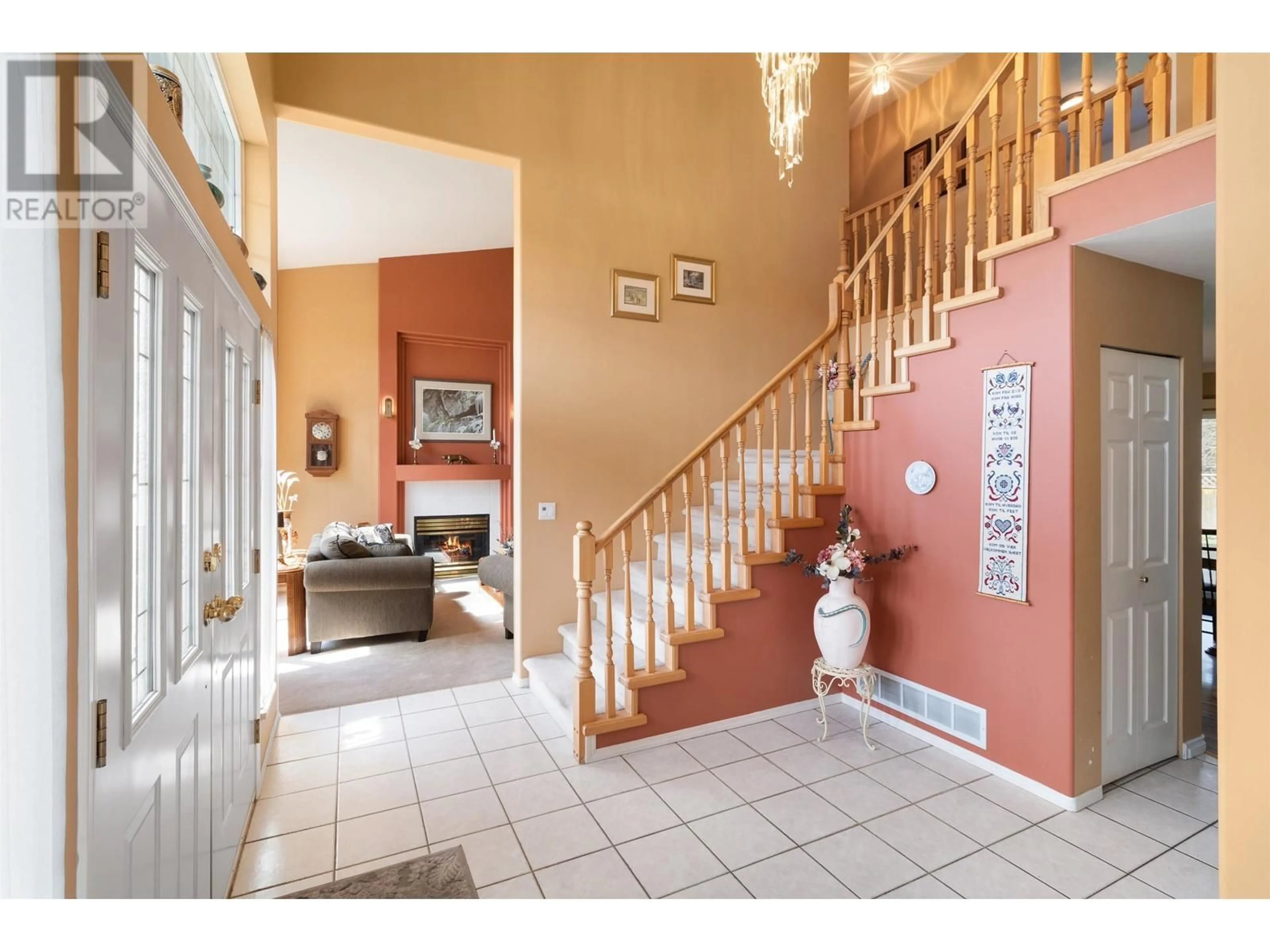 Indoor foyer for 939 RIVERSIDE DRIVE, Port Coquitlam British Columbia V3B7T6