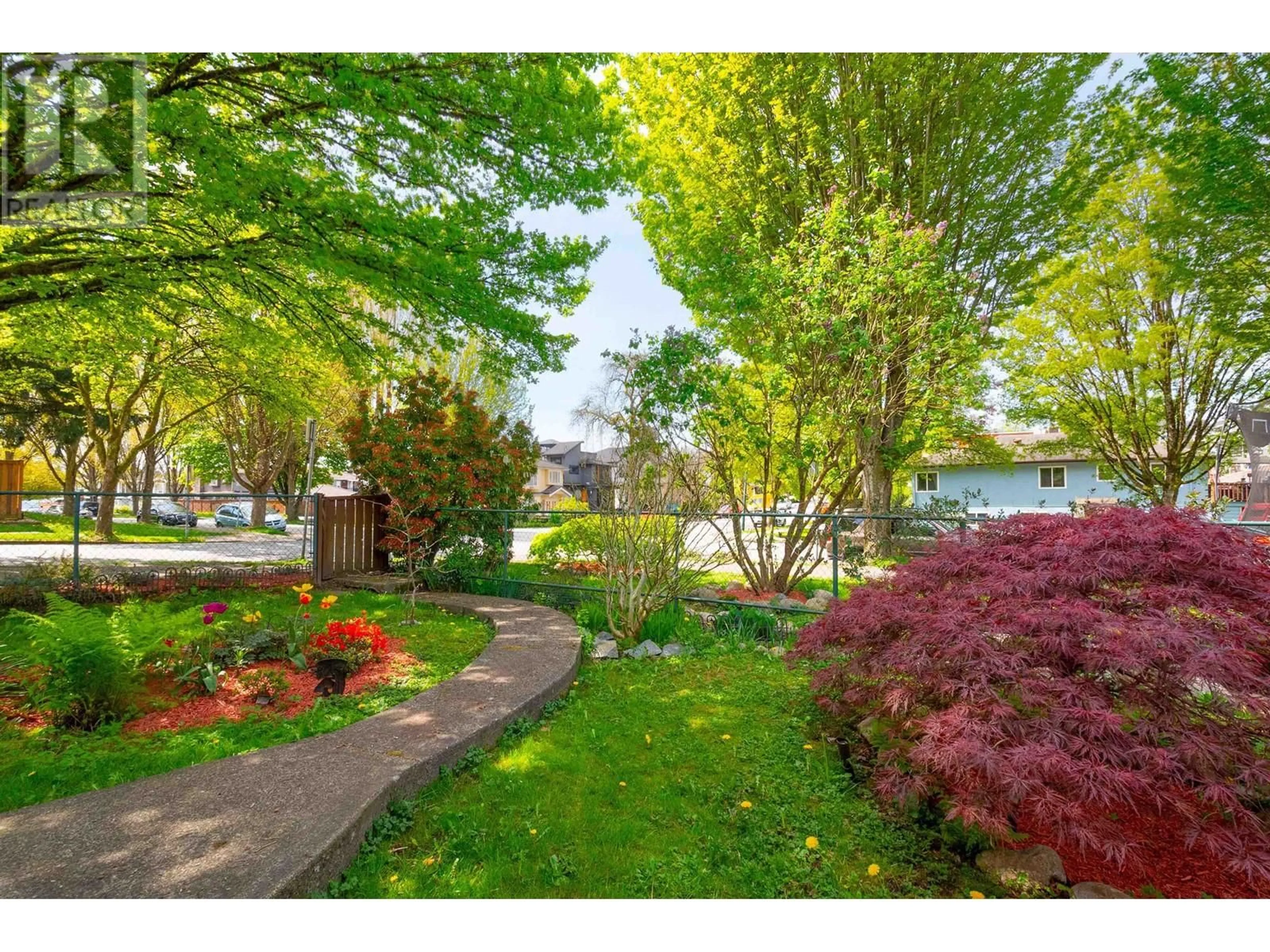 A pic from outside/outdoor area/front of a property/back of a property/a pic from drone, street for 696 RUPERT STREET, Vancouver British Columbia V5K4K8