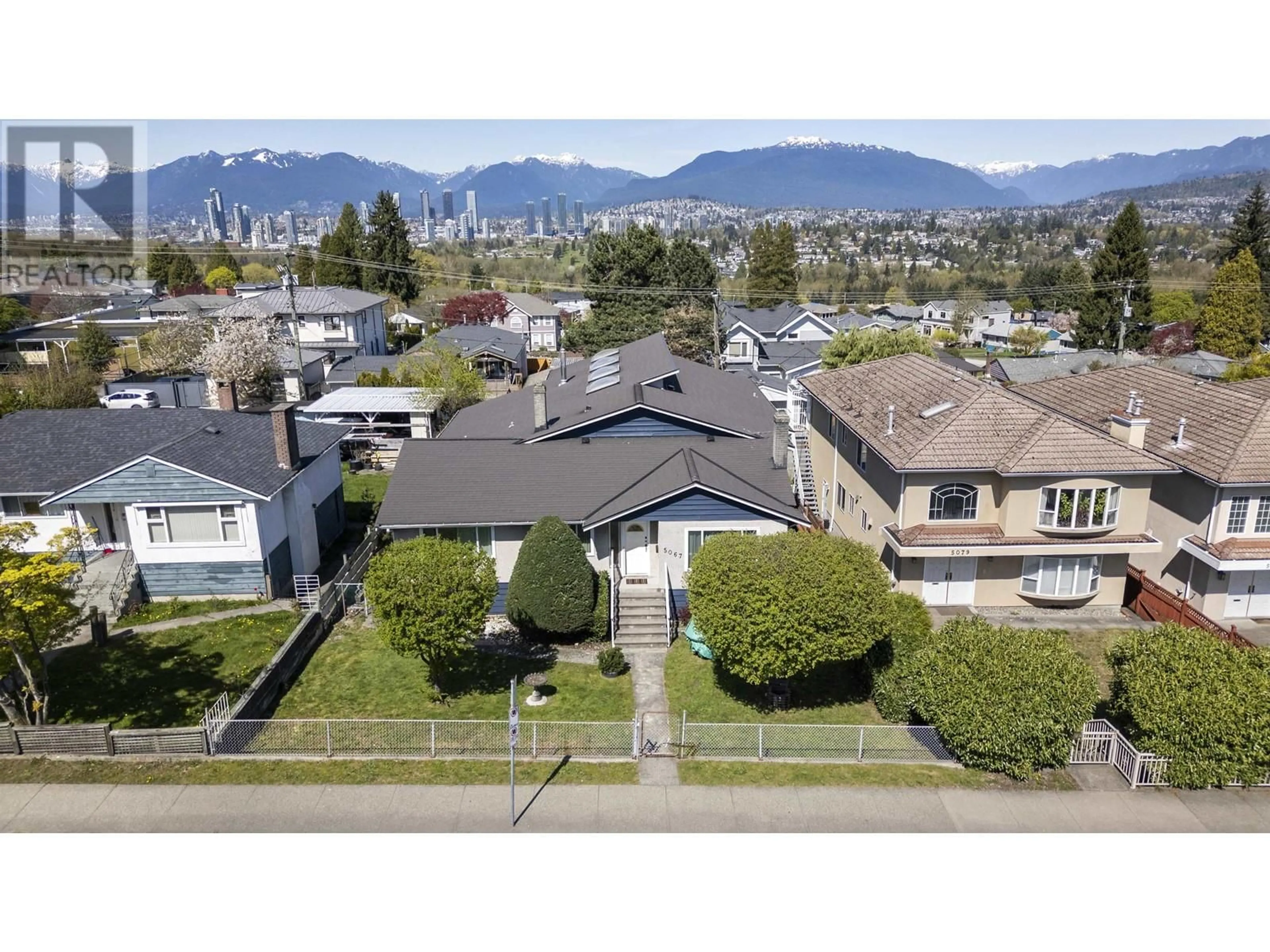 A pic from outside/outdoor area/front of a property/back of a property/a pic from drone, mountain view for 5067 DOVER STREET, Burnaby British Columbia V5H1R4