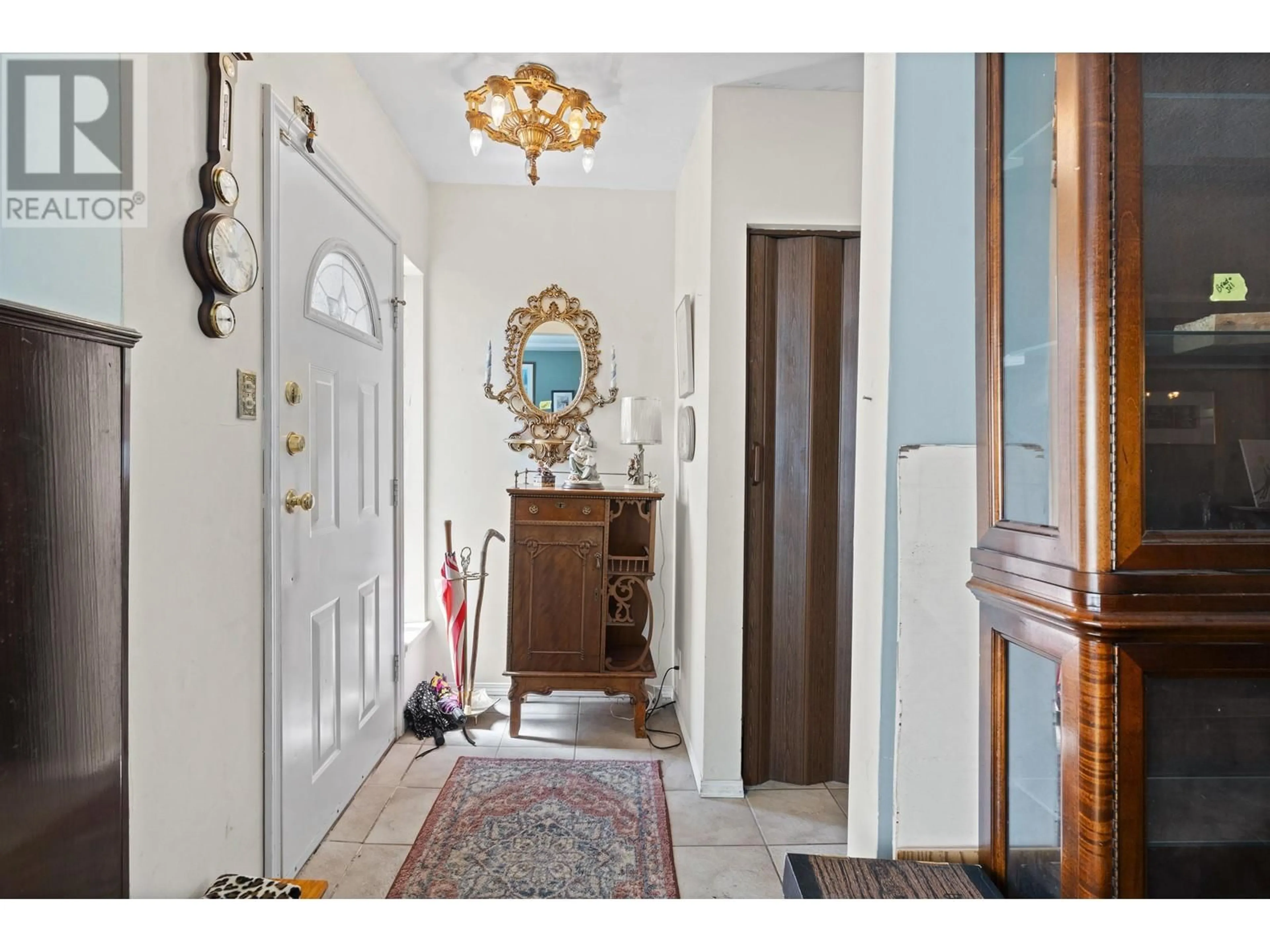 Indoor entryway for 5067 DOVER STREET, Burnaby British Columbia V5H1R4