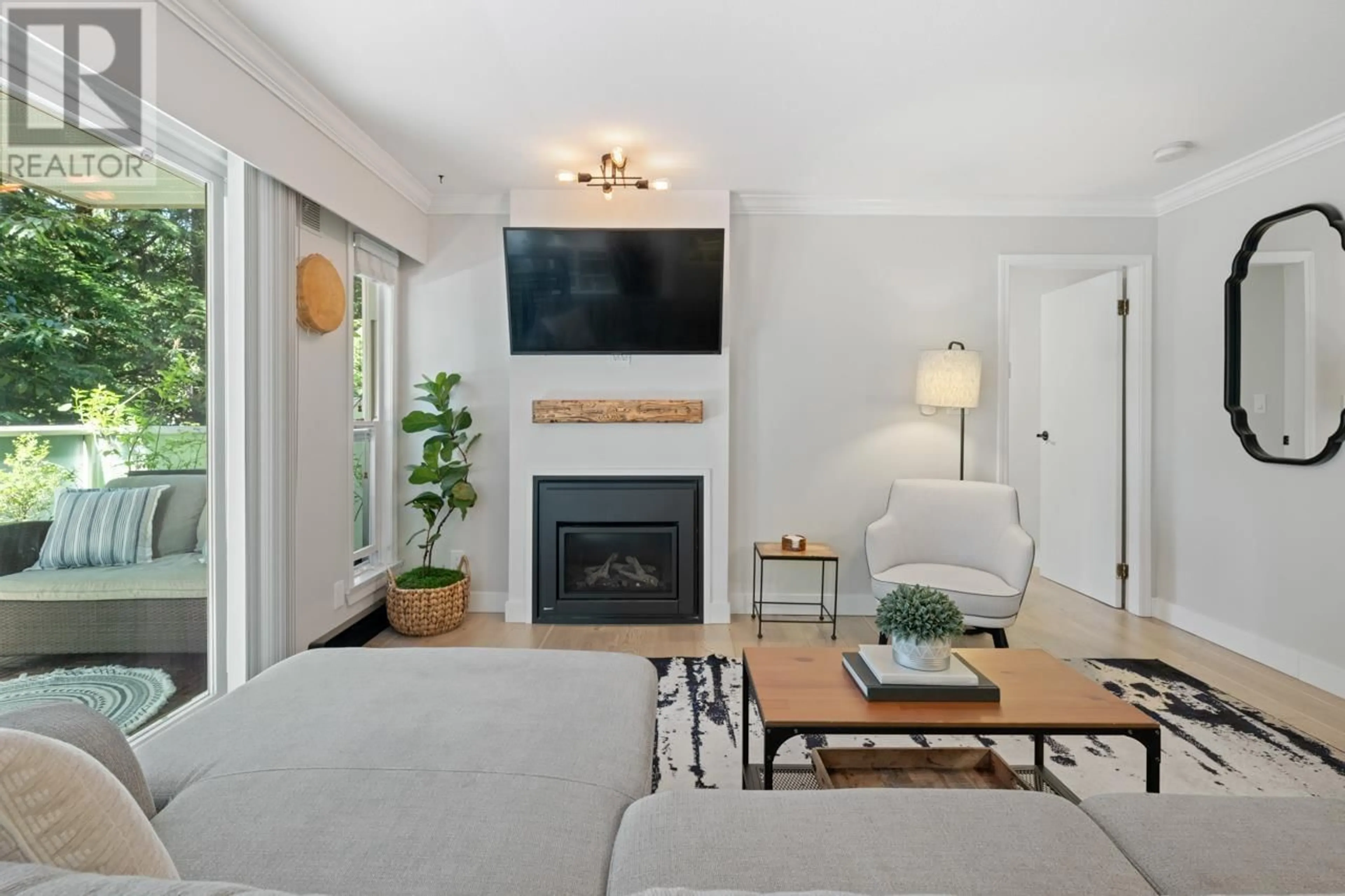 Living room with furniture, unknown for 208 - 518 THIRTEENTH STREET, New Westminster British Columbia V3M4L9
