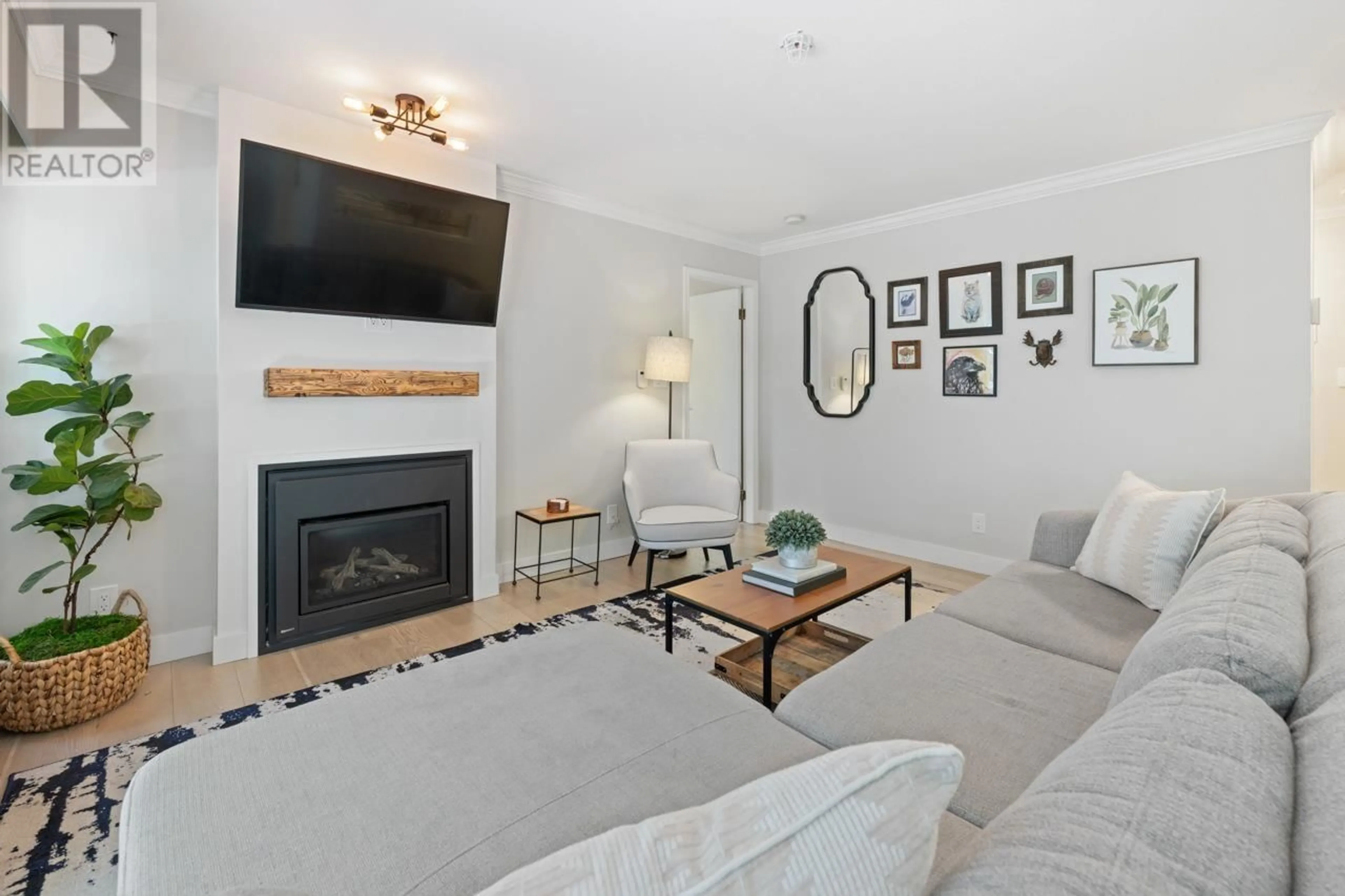 Living room with furniture, unknown for 208 - 518 THIRTEENTH STREET, New Westminster British Columbia V3M4L9