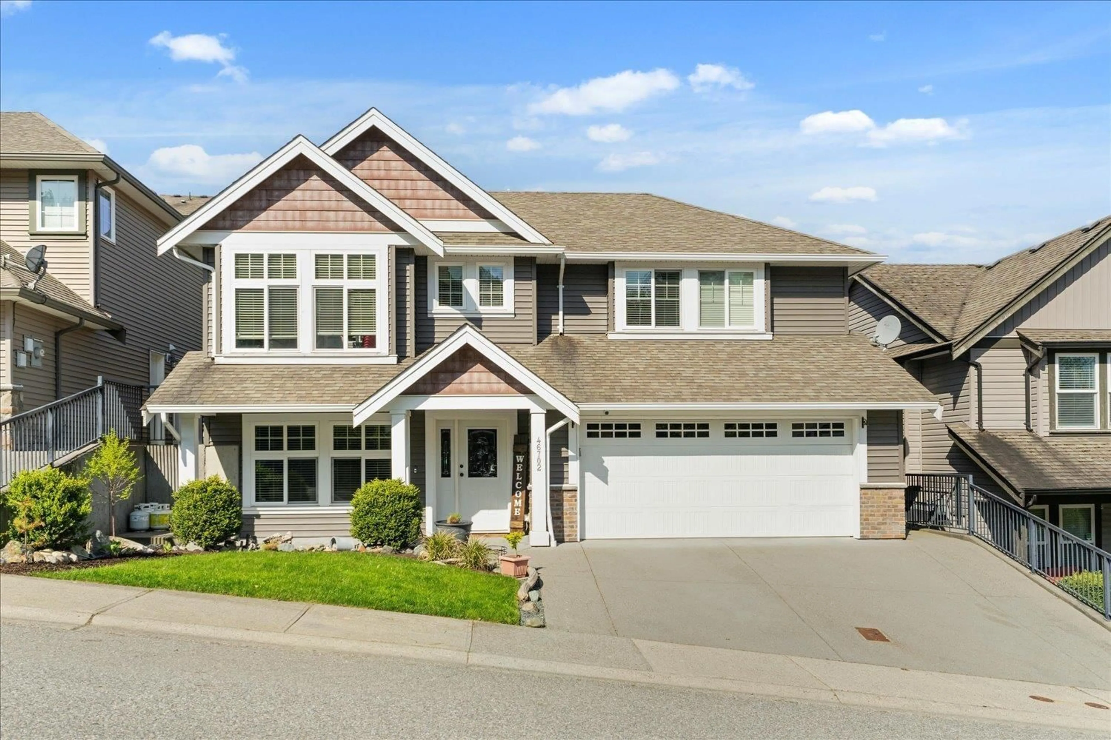 Home with vinyl exterior material, street for 46702 HUDSON ROAD, Chilliwack British Columbia V2R0K6