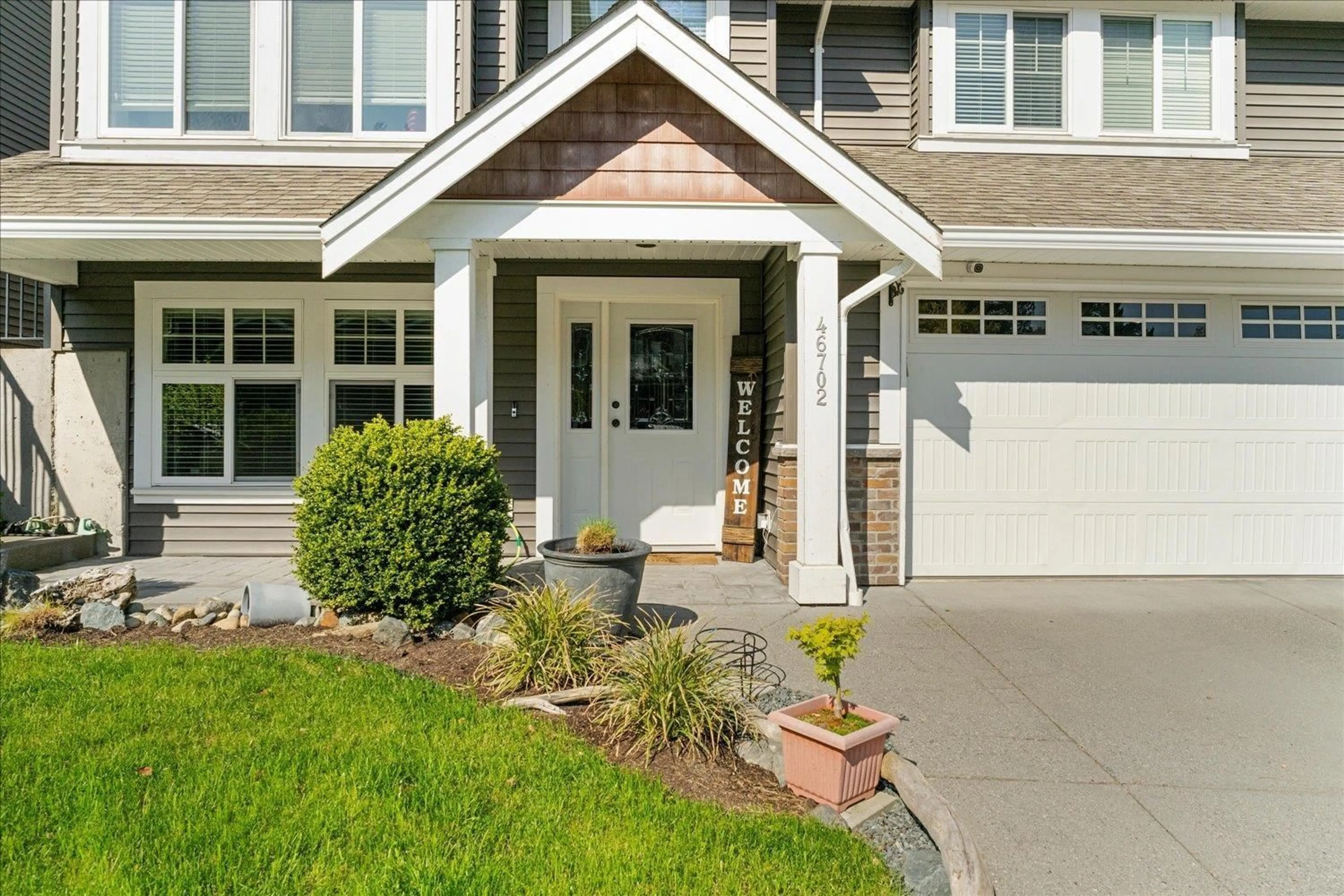 Home with vinyl exterior material, street for 46702 HUDSON ROAD, Chilliwack British Columbia V2R0K6