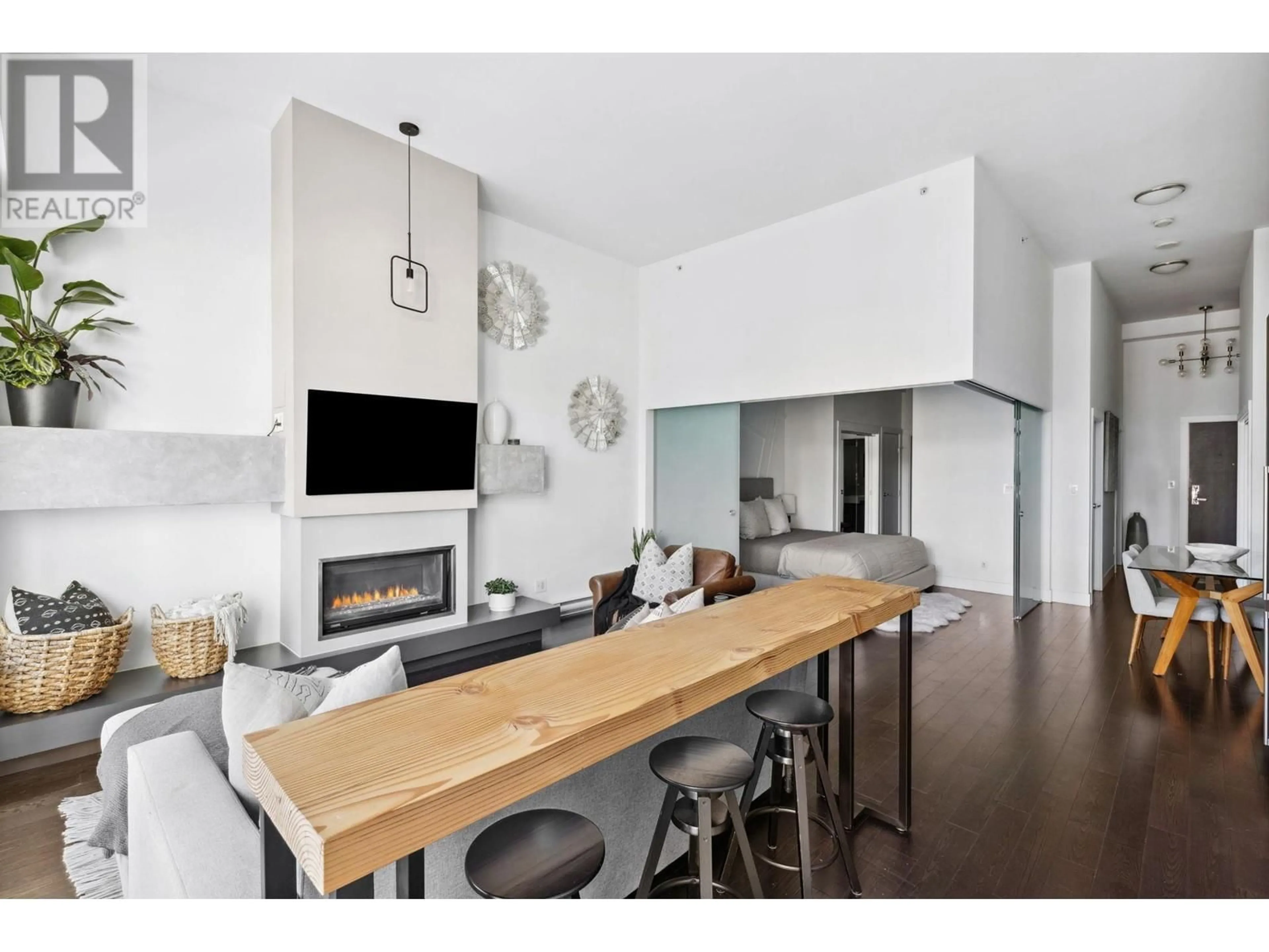 Open concept kitchen, wood/laminate floor for 403 - 535 SMITHE STREET, Vancouver British Columbia V6B0H2
