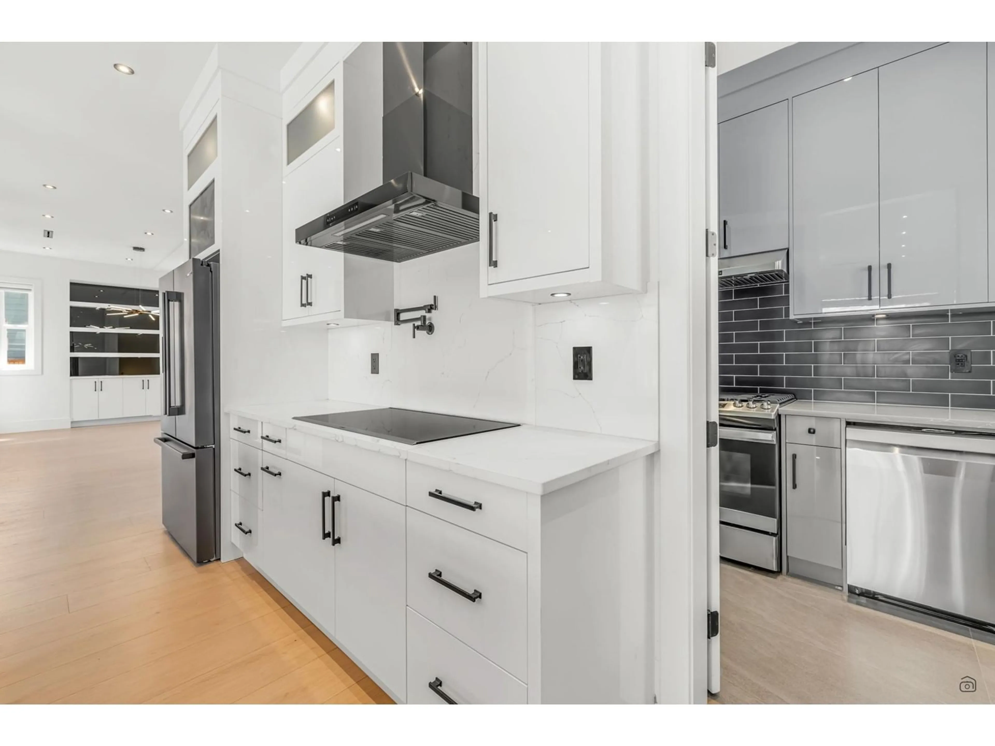 Open concept kitchen, ceramic/tile floor for 88 171, Surrey British Columbia V3Z9P5