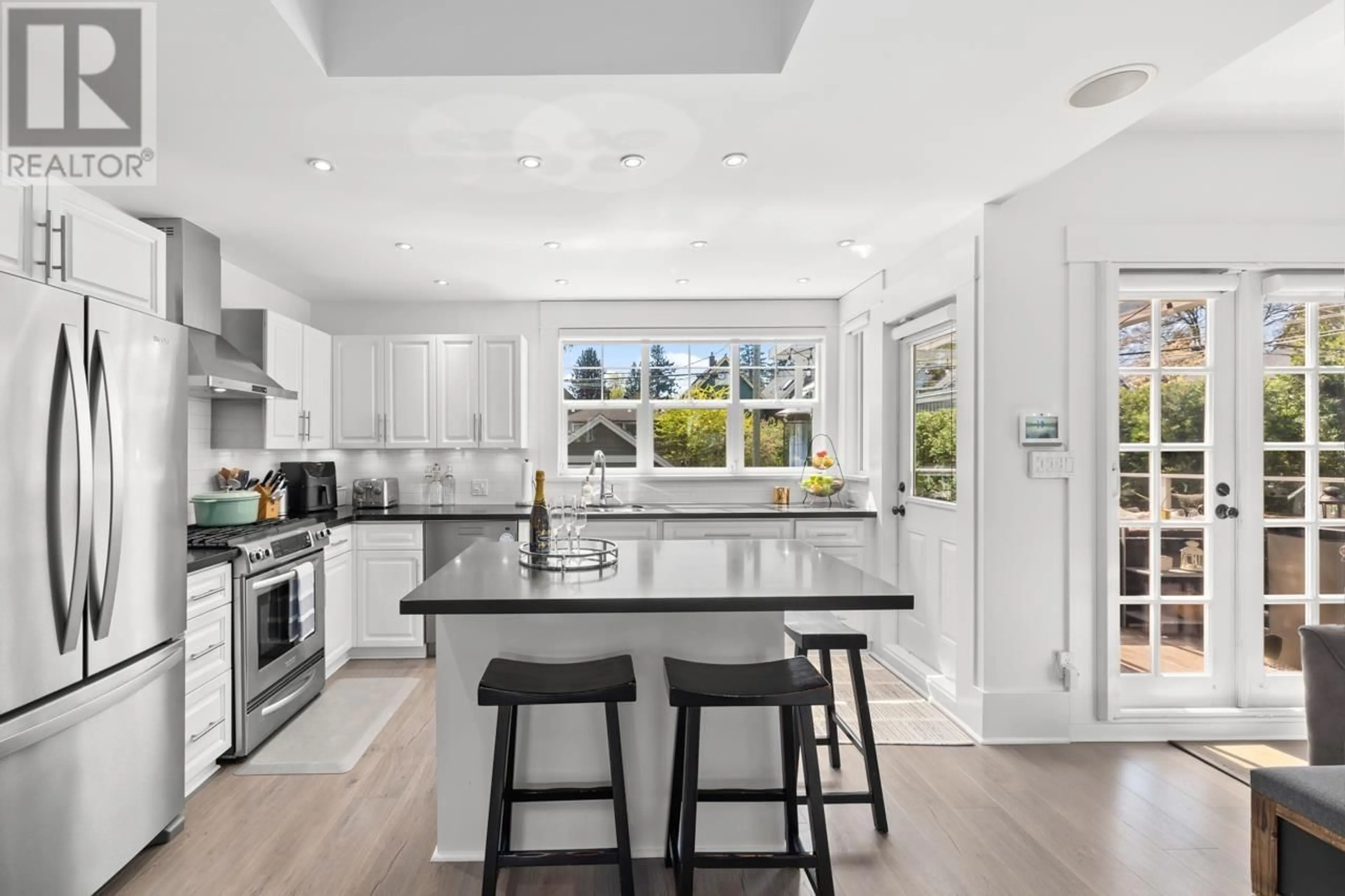 Open concept kitchen, ceramic/tile floor for 842 11TH AVENUE, Vancouver British Columbia V5T2E6