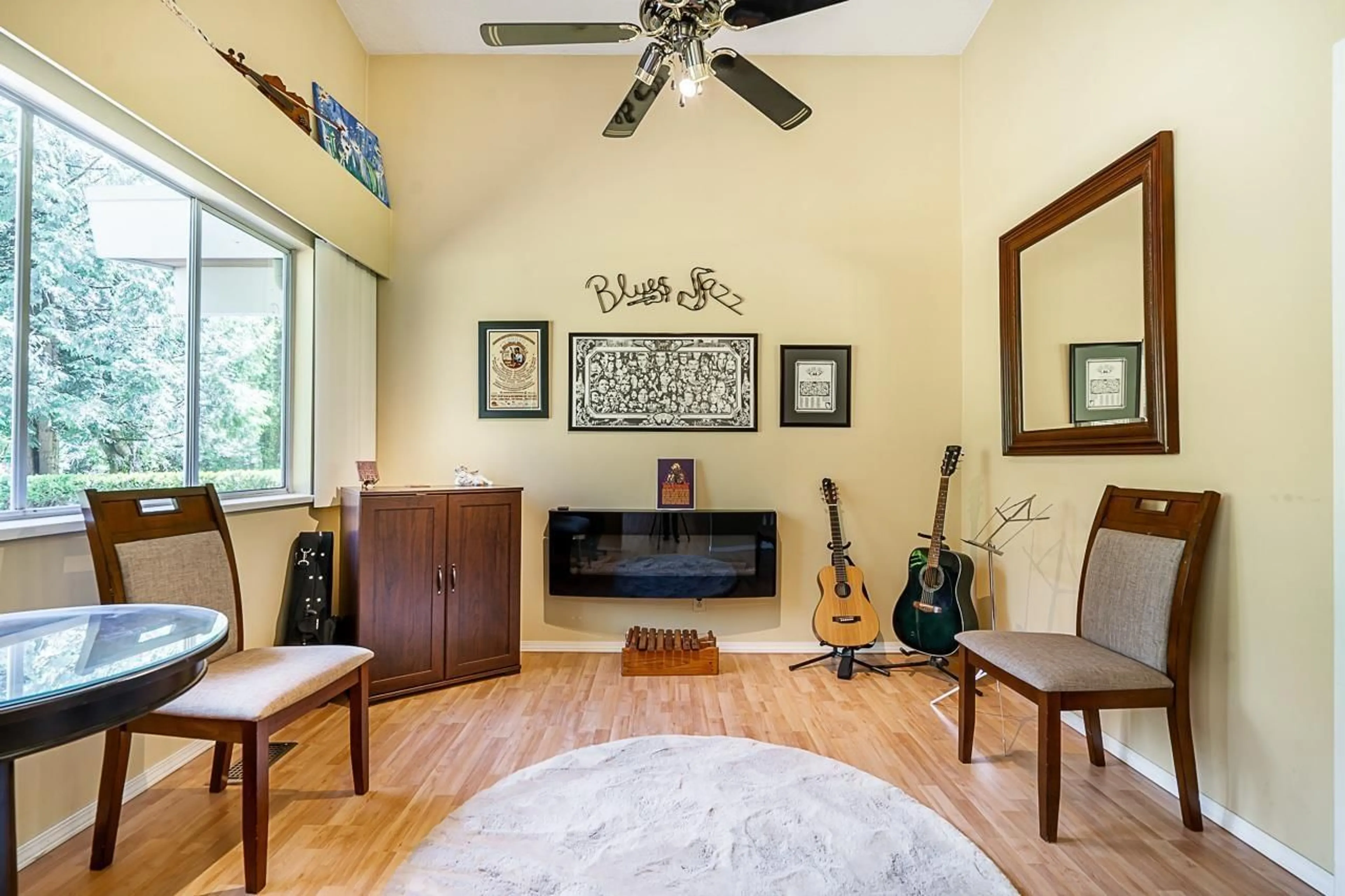 Living room with furniture, unknown for 9385 182, Surrey British Columbia V4N3V7